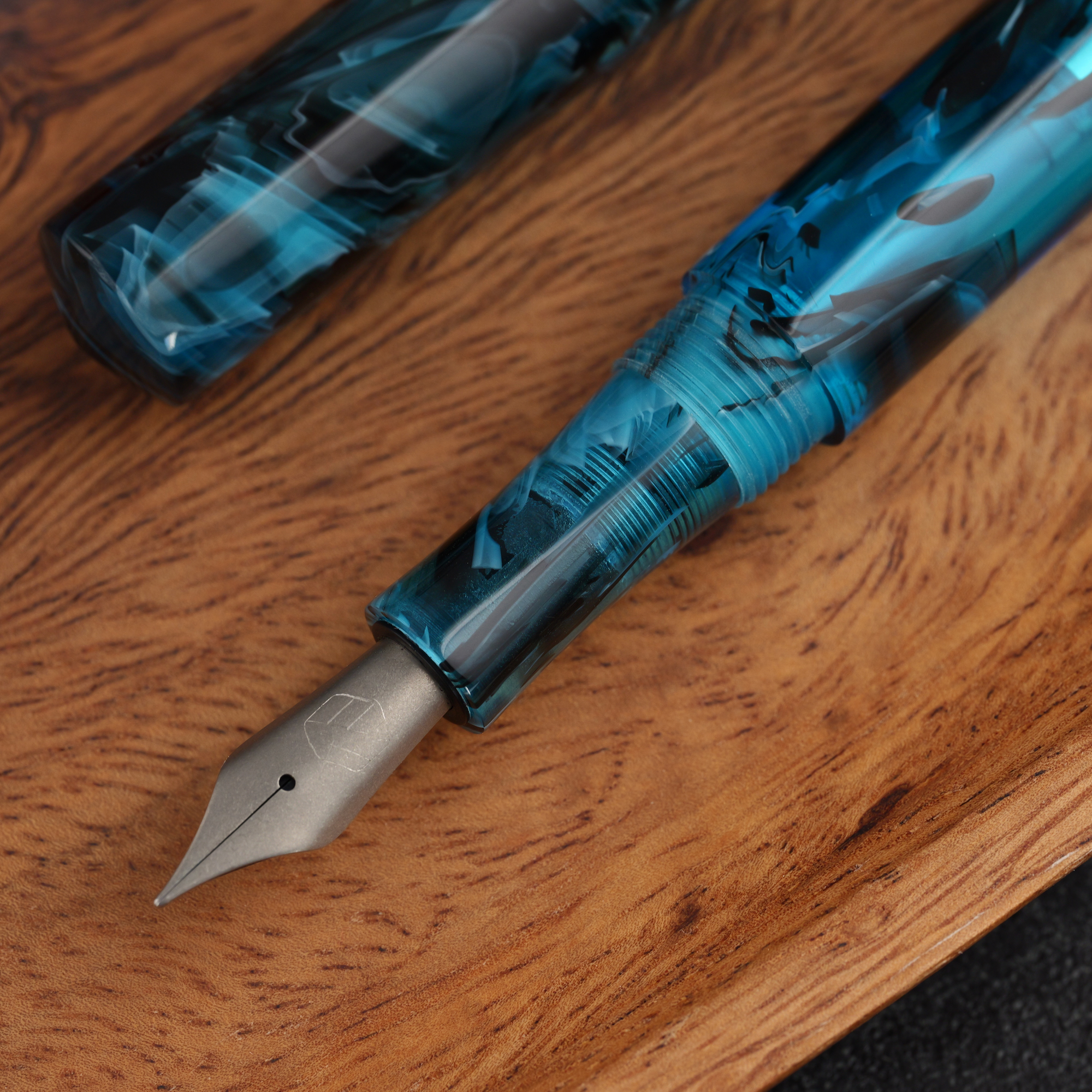 Transparentna żywica - tytanowa stalówka