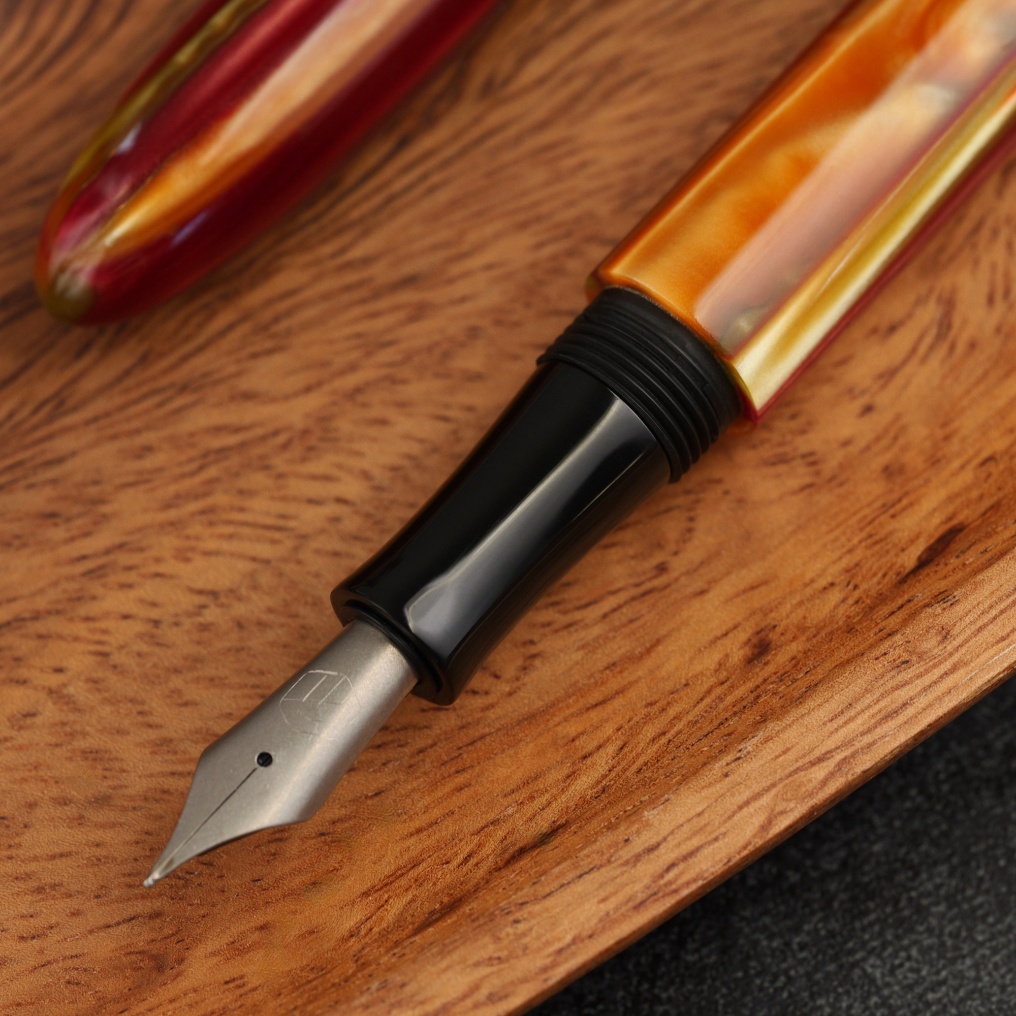 Minimalizm - żywica - tytanowa stalówka