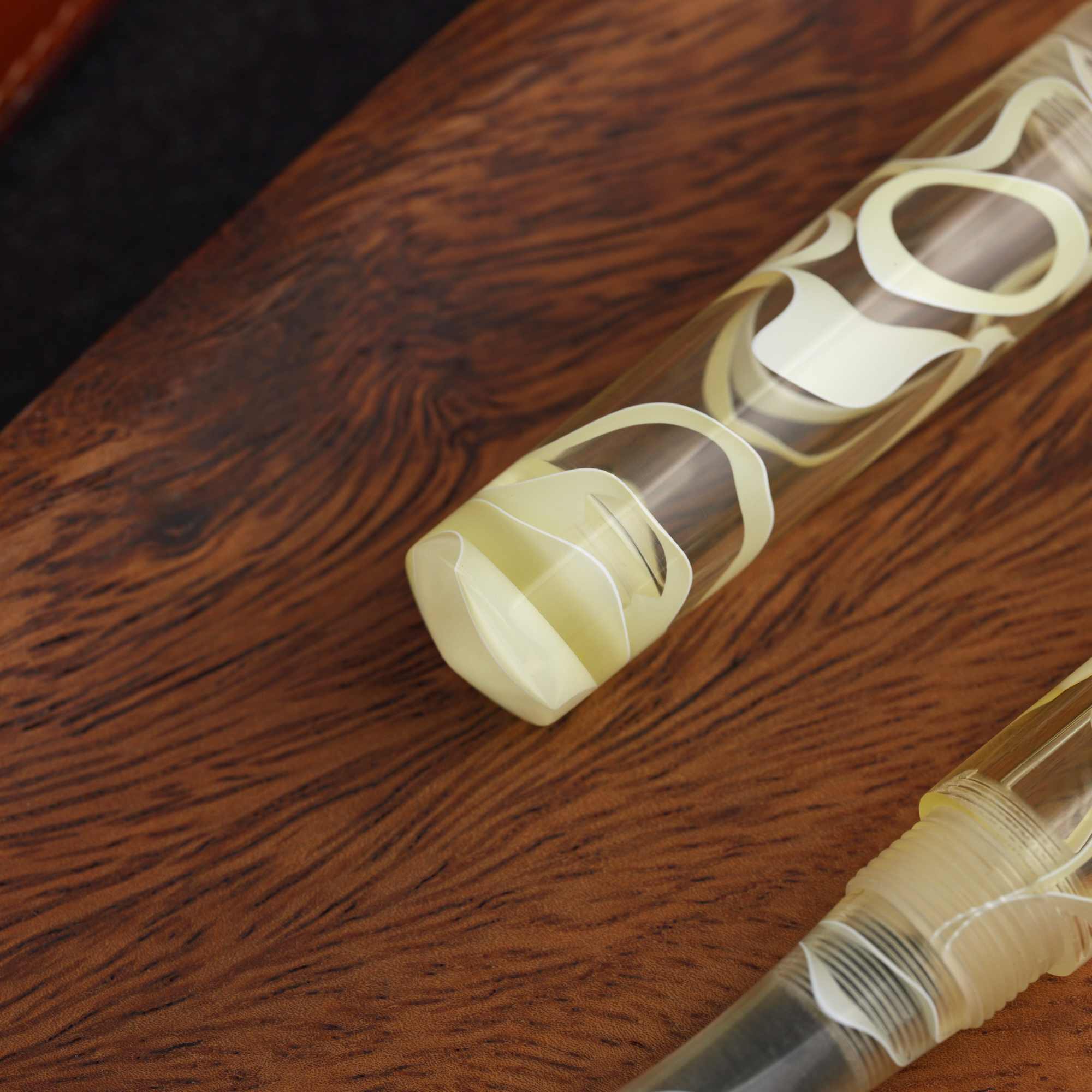 Transparentna żywica - tytanowa stalówka