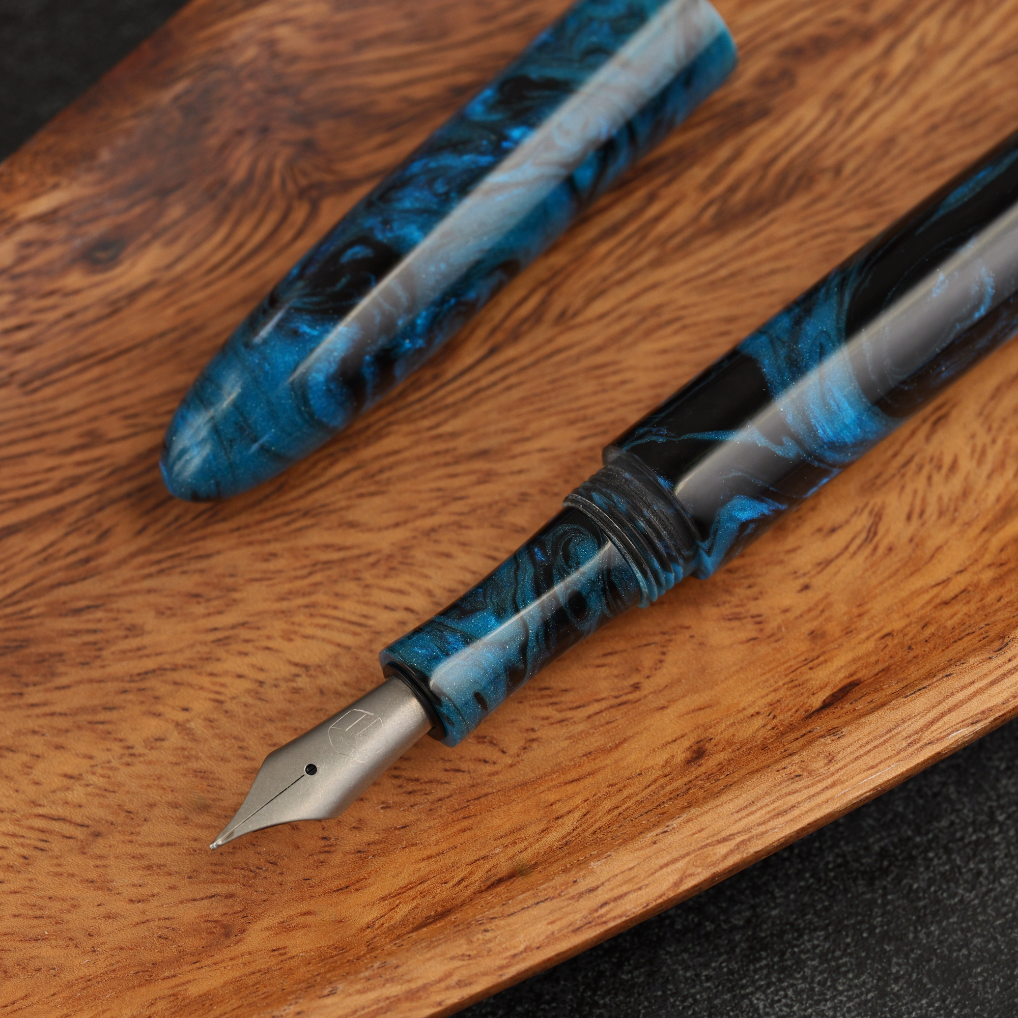 Minimalizm - żywica - tytanowa stalówka