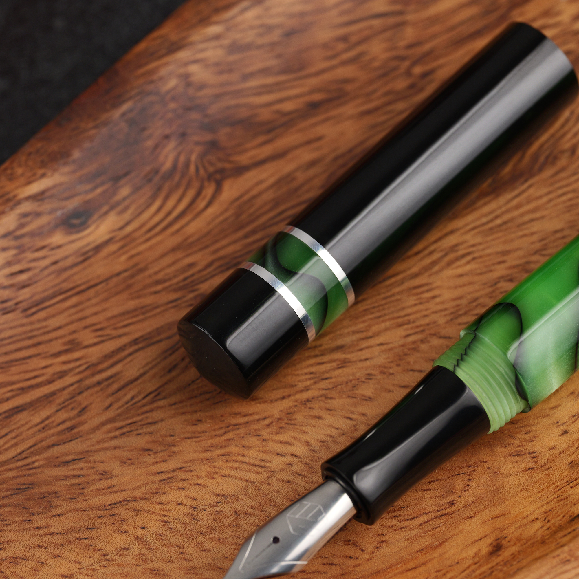 Kontrast - żywica - ebonit - pierścienie