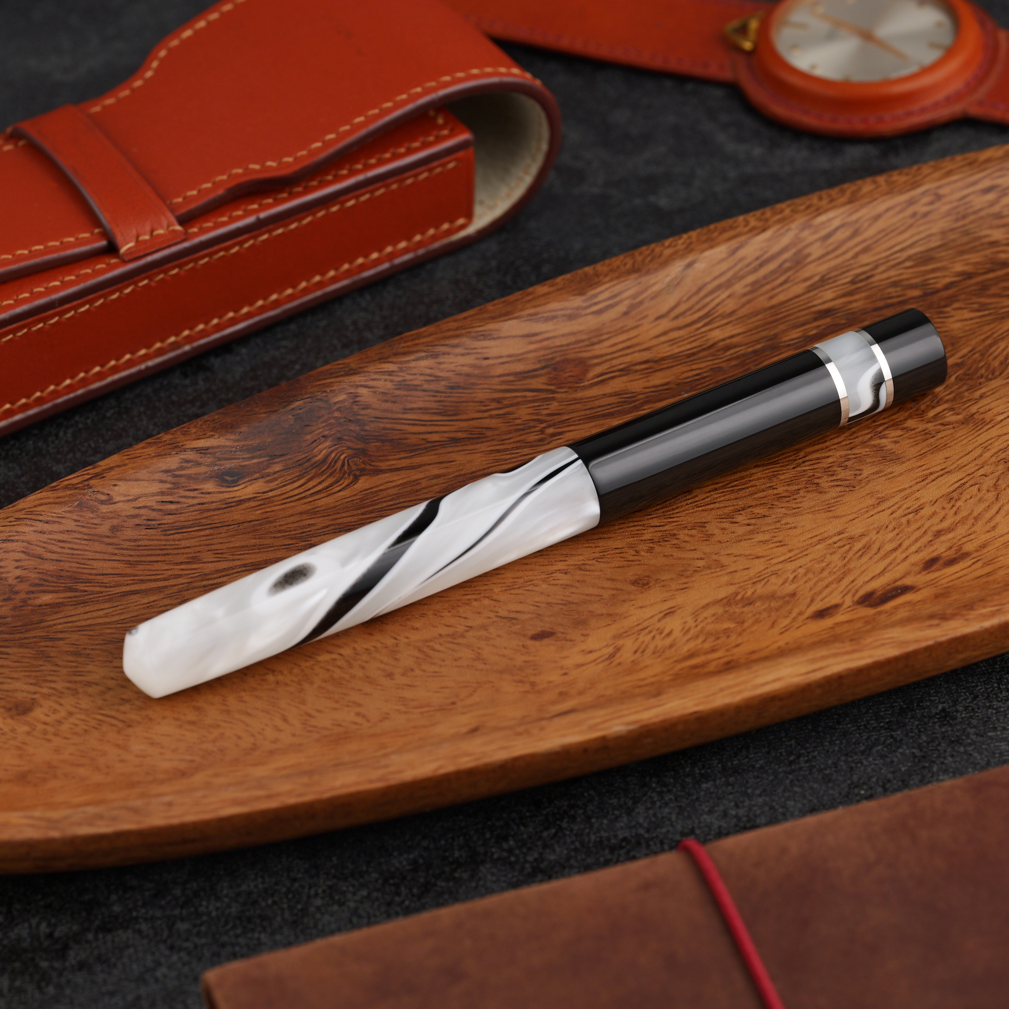 Kontrast - żywica - ebonit - pierścienie