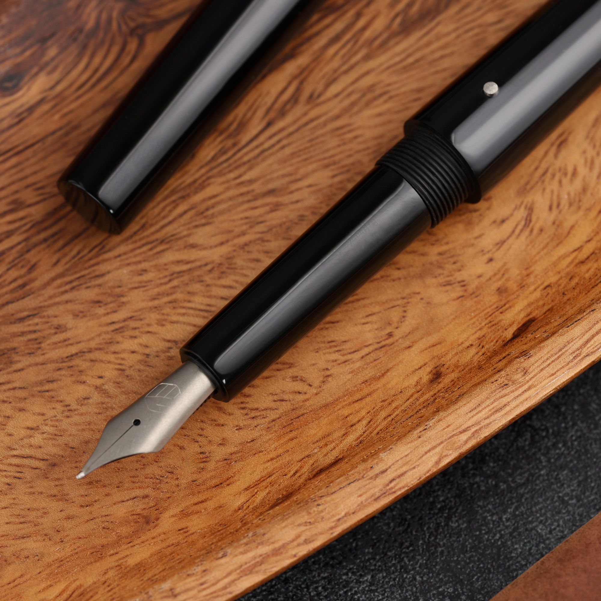 Stożek - ebonit - tytanowa stalówka i roll stop 