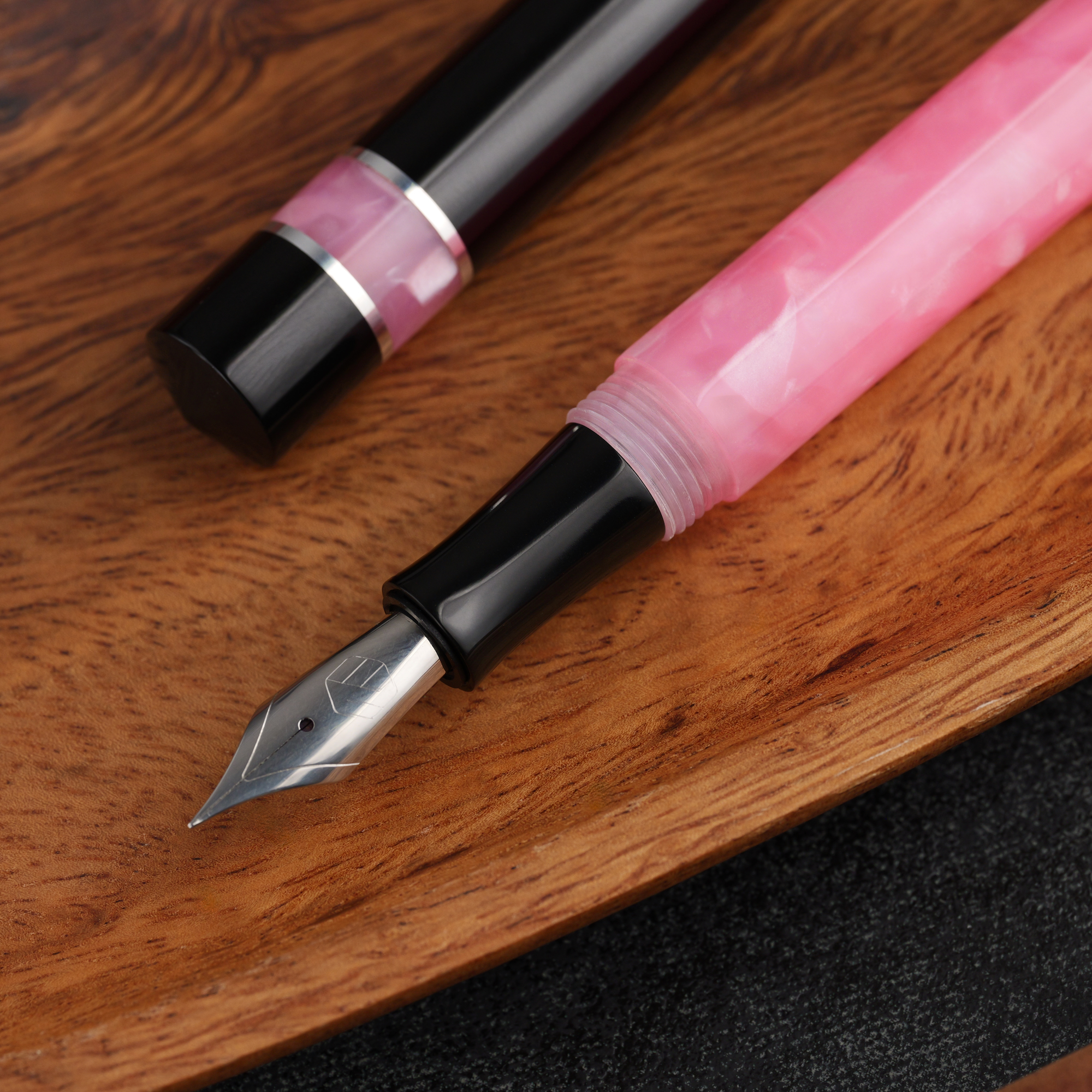 Kontrast - żywica - ebonit - pierścienie