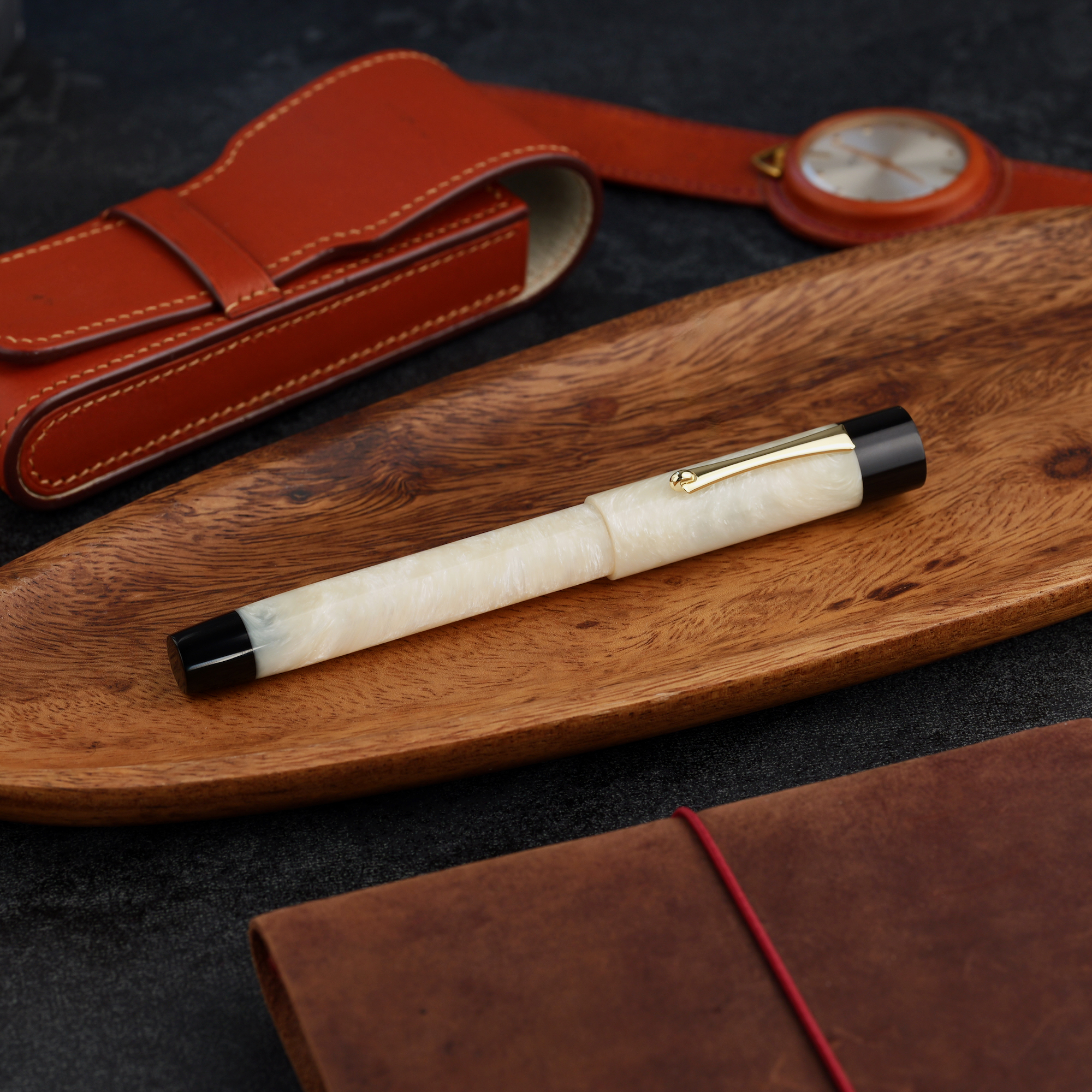 Uniwersum - złota stalówka Sheaffer - żywica