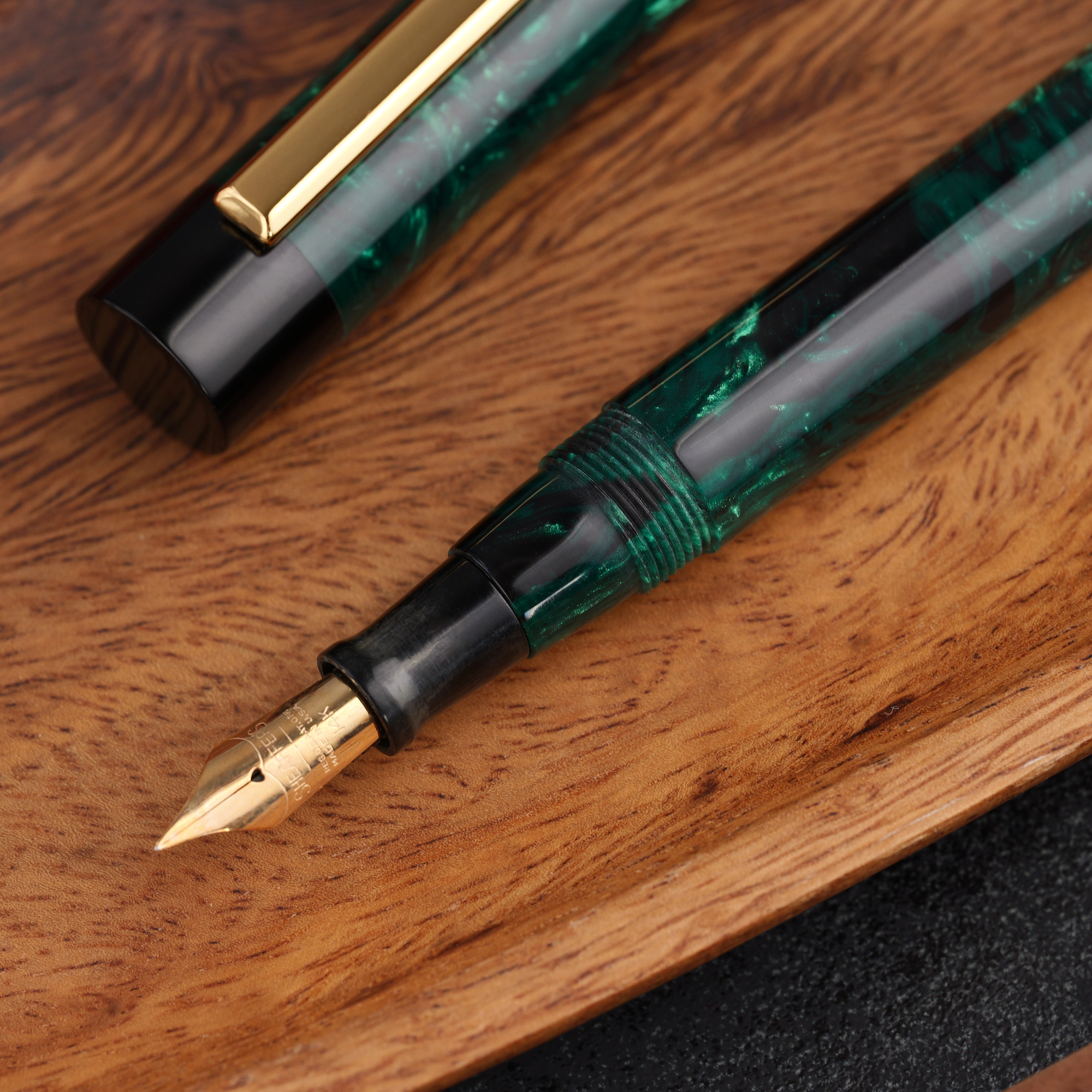 Uniwersum - złota stalówka Sheaffer - żywica