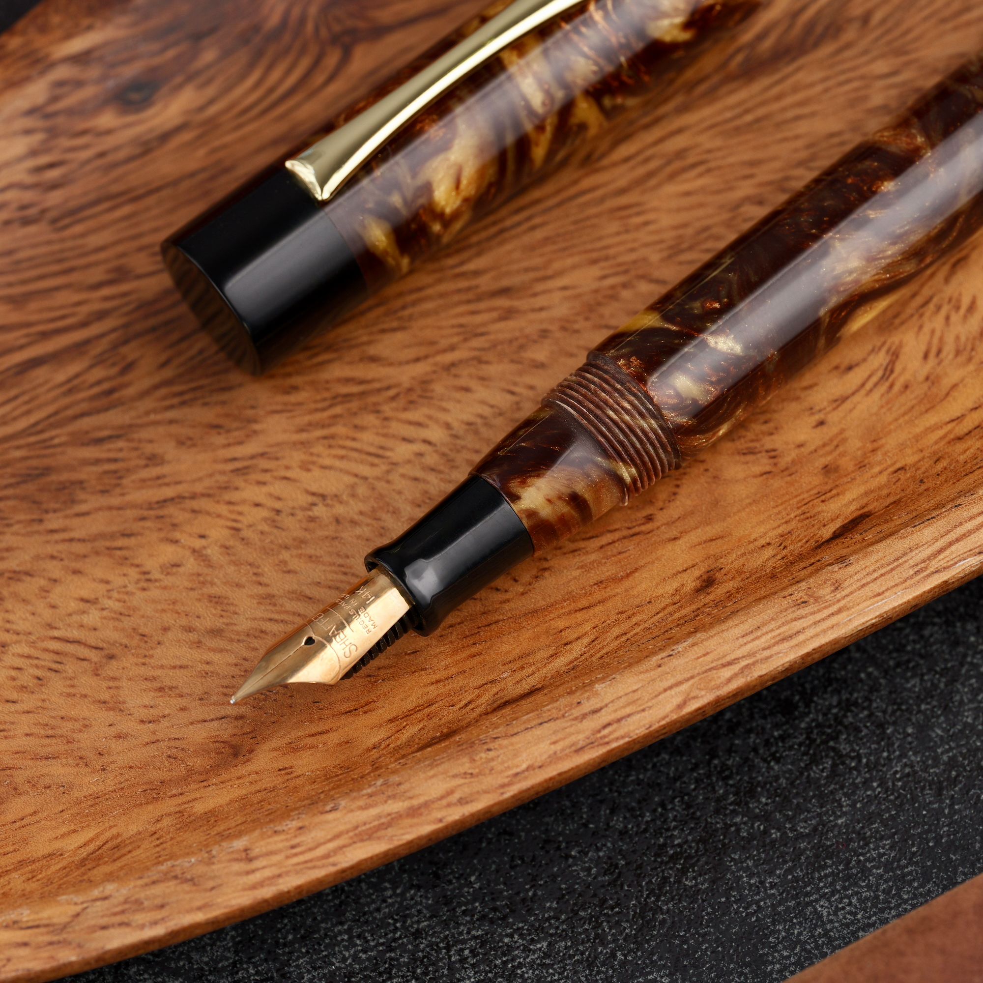 Uniwersum - złota stalówka Sheaffer - żywica