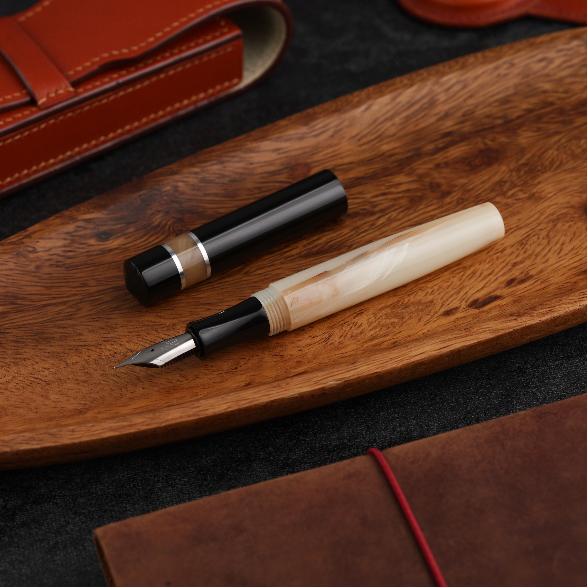 Kontrast - żywica - ebonit - pierścienie