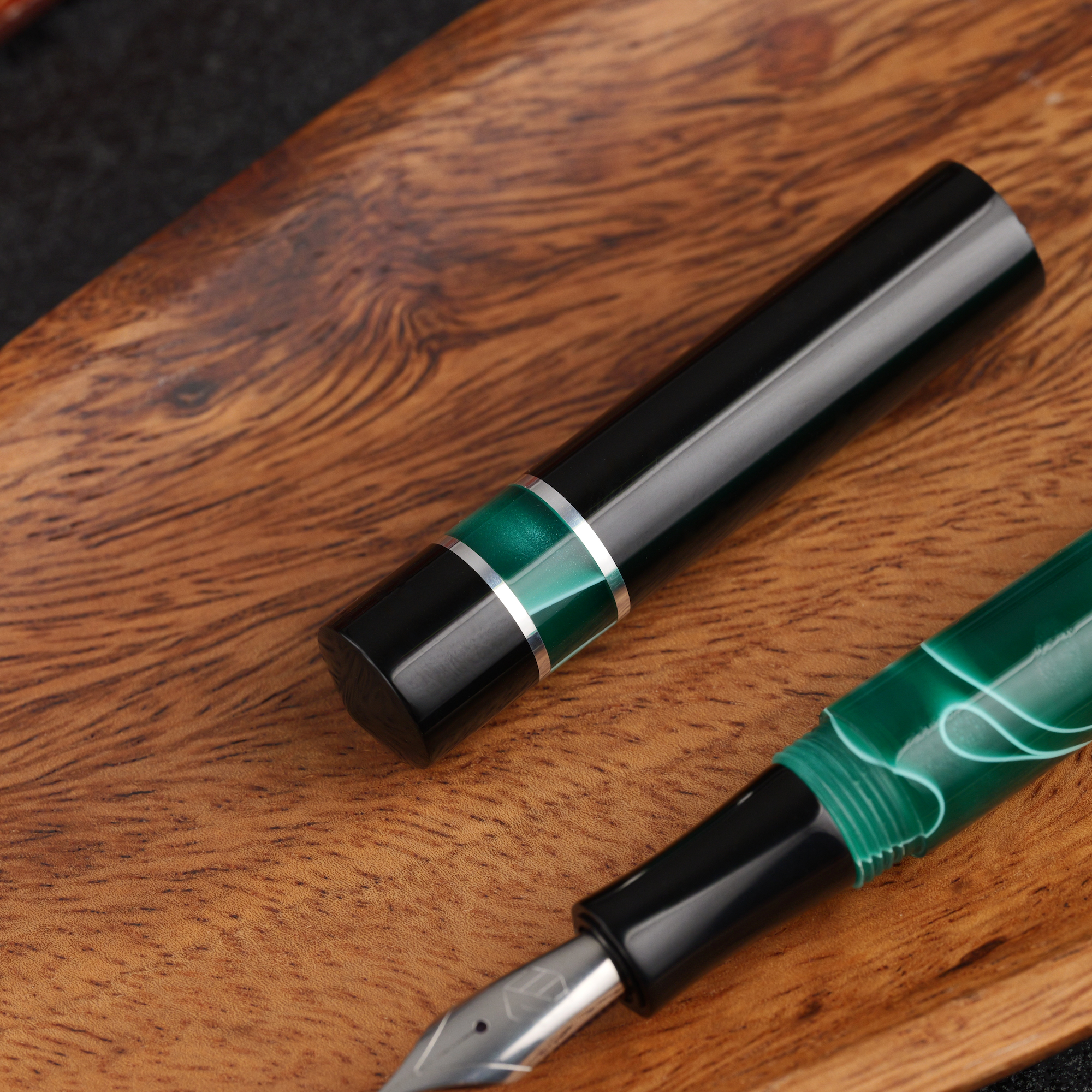 Kontrast - żywica - ebonit - pierścienie