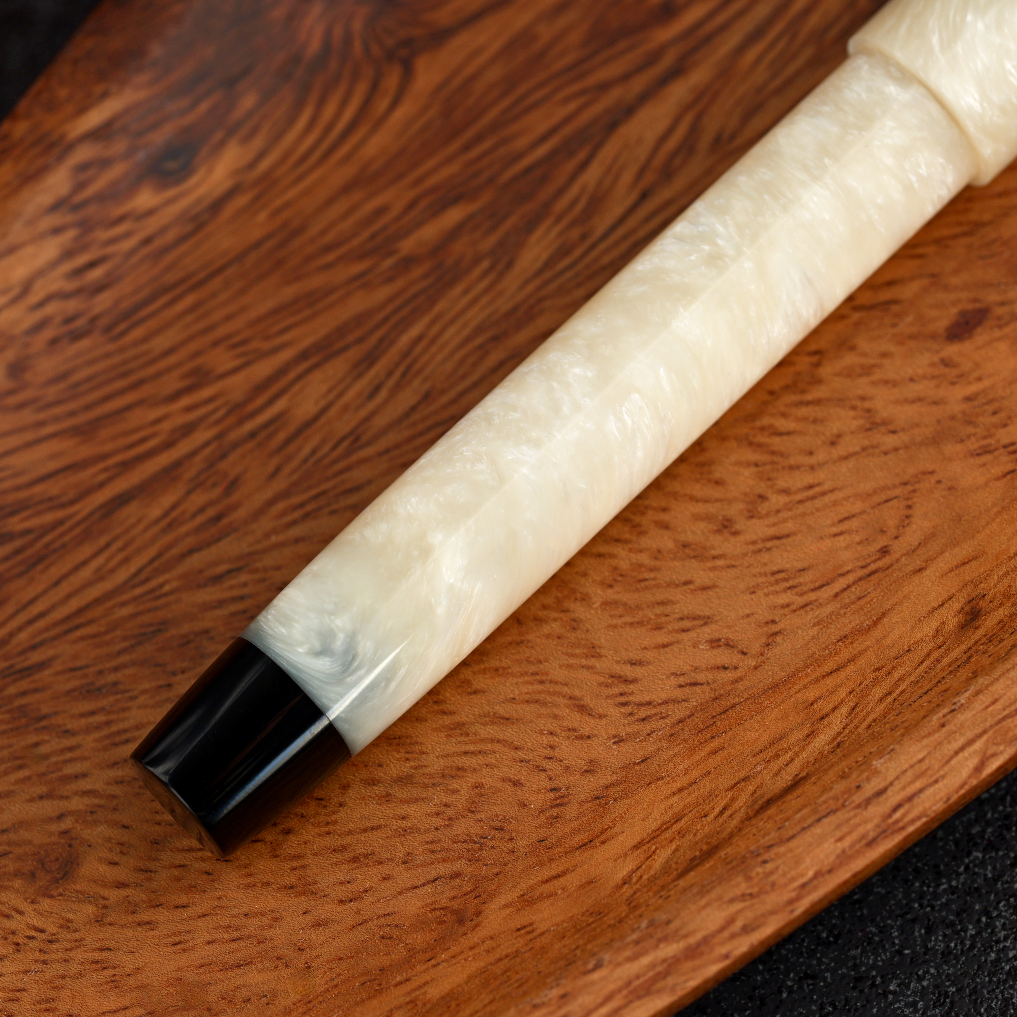 Uniwersum - złota stalówka Sheaffer - żywica