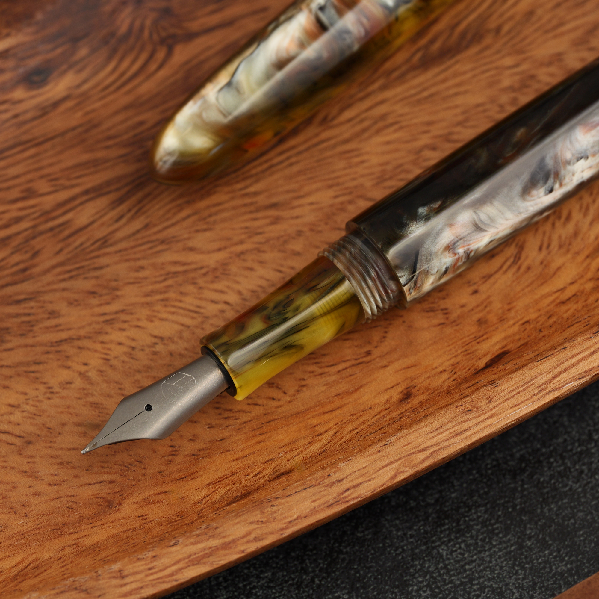 Minimalizm - żywica - tytanowa stalówka