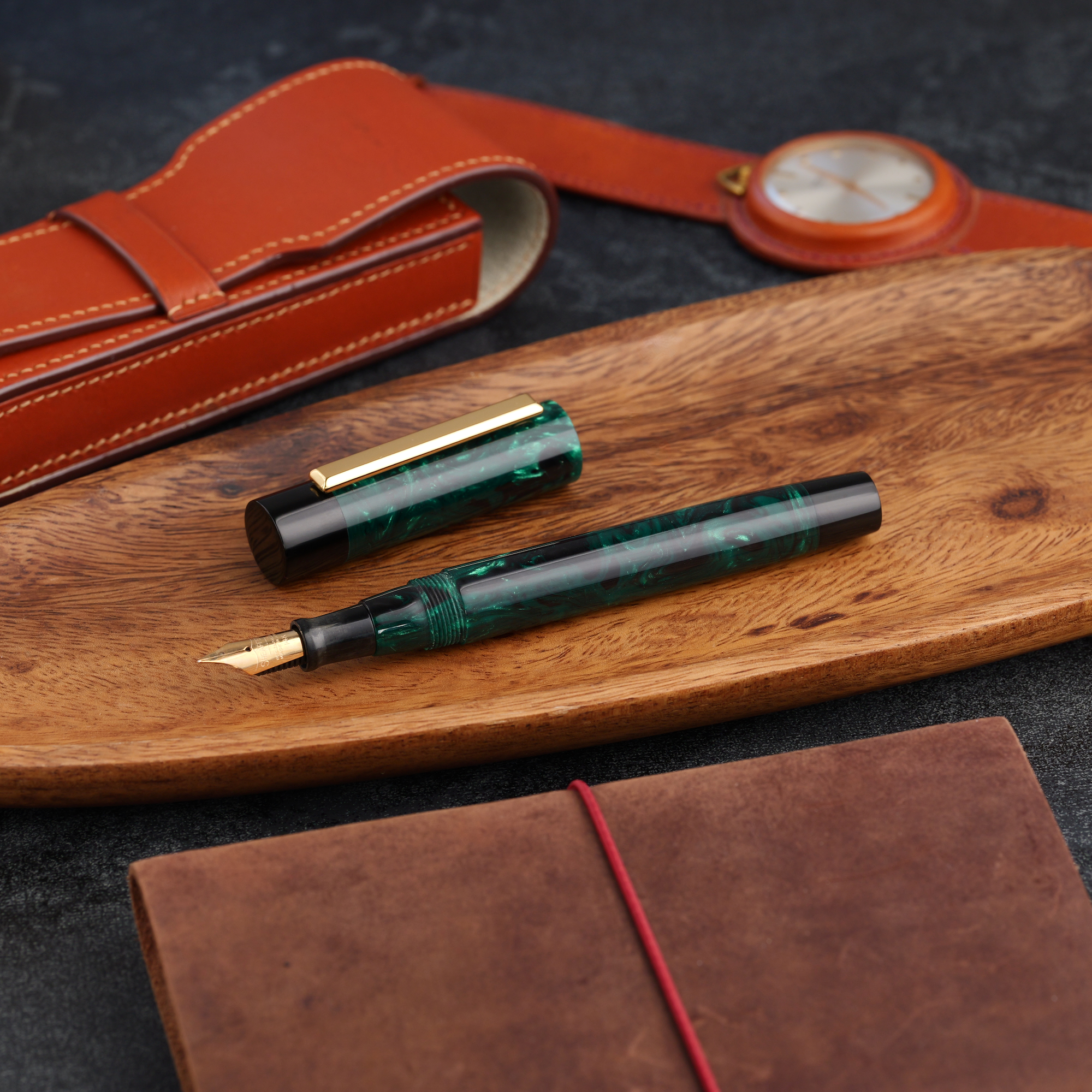 Uniwersum - złota stalówka Sheaffer - żywica