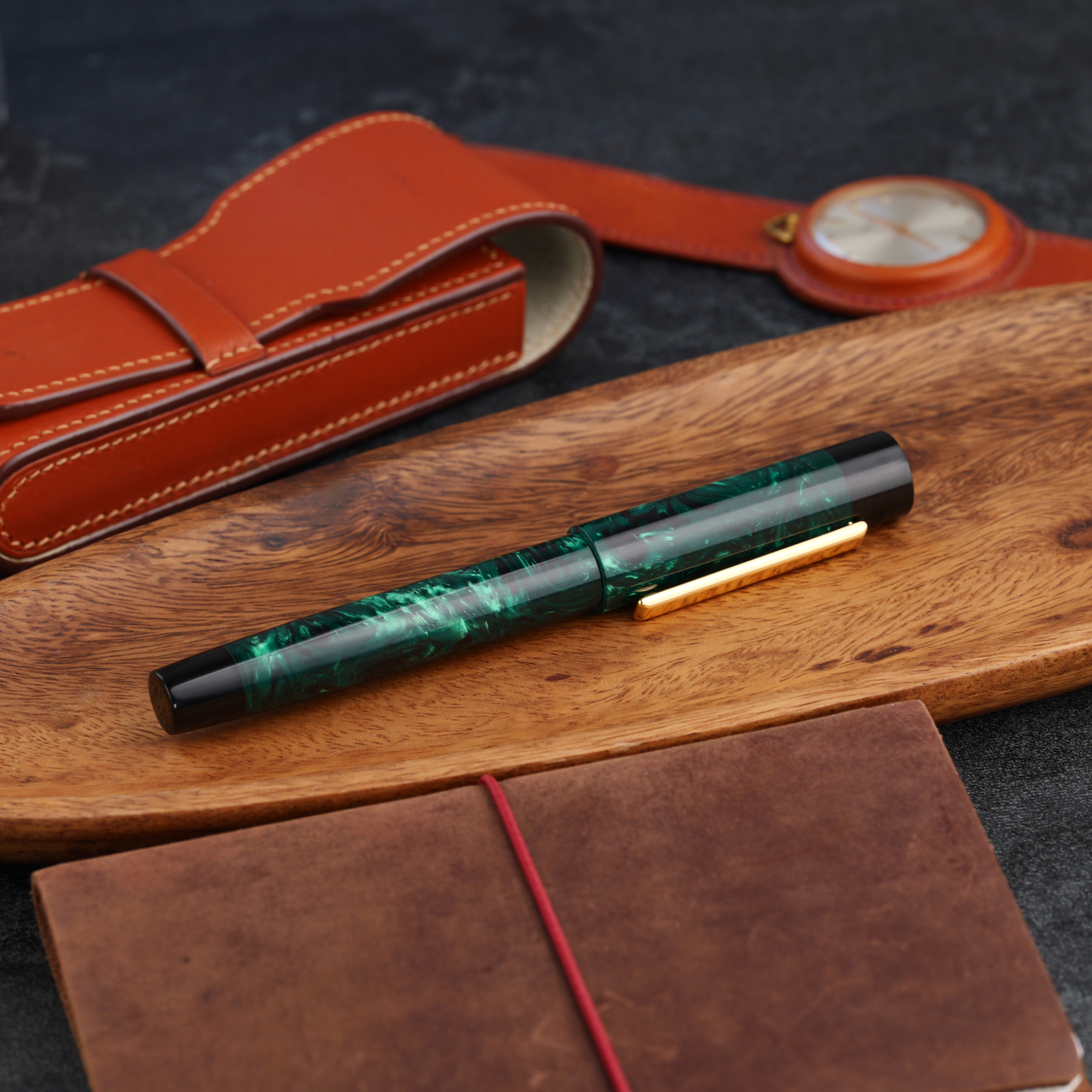 Uniwersum - złota stalówka Sheaffer - żywica