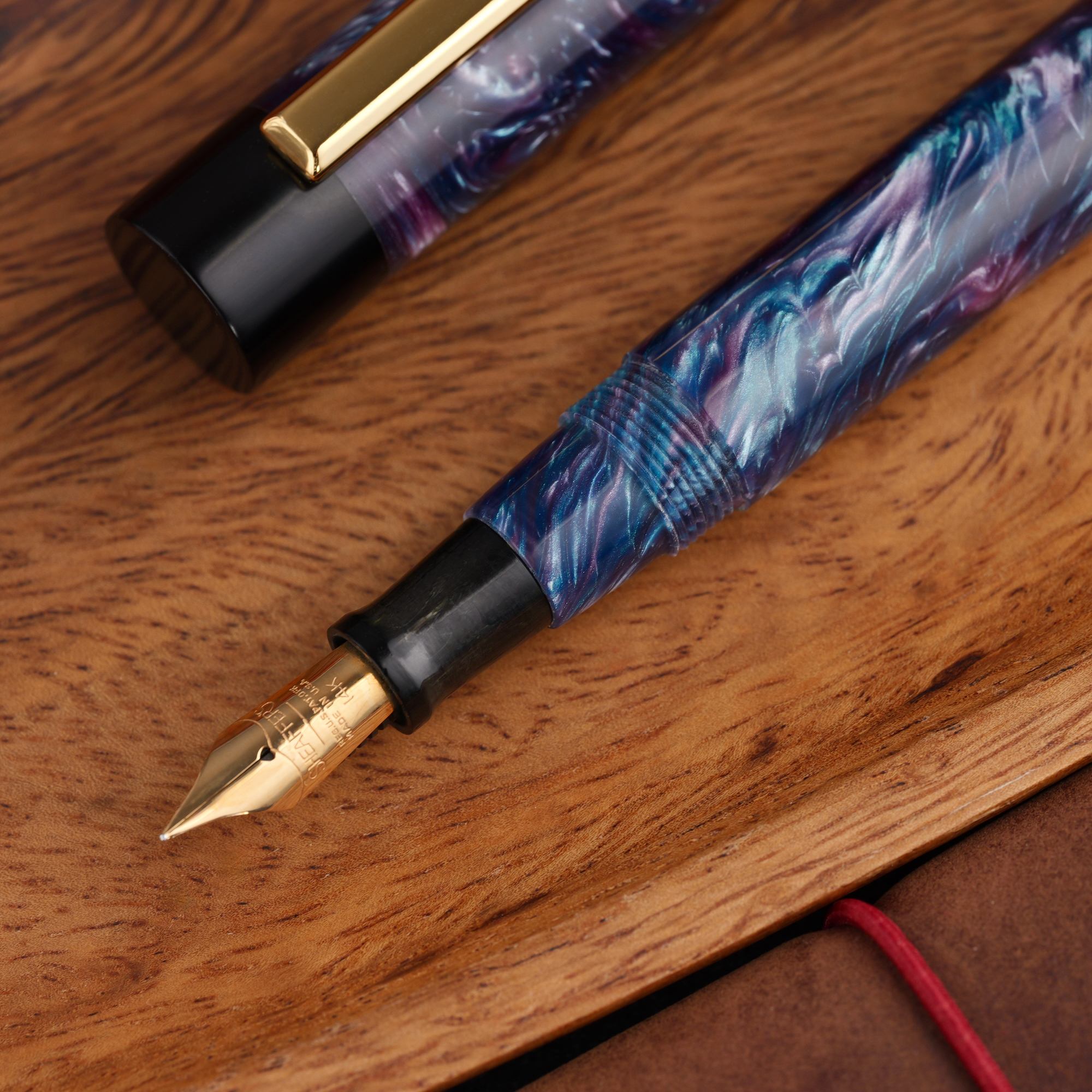 Uniwersum - złota stalówka Sheaffer - żywica