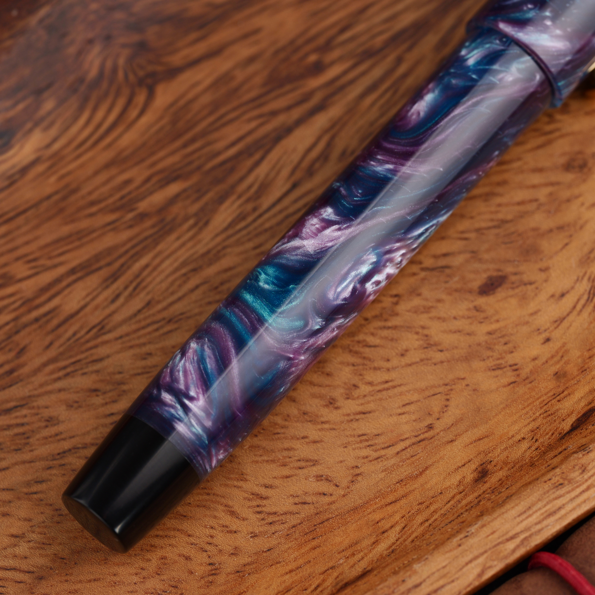 Uniwersum - złota stalówka Sheaffer - żywica