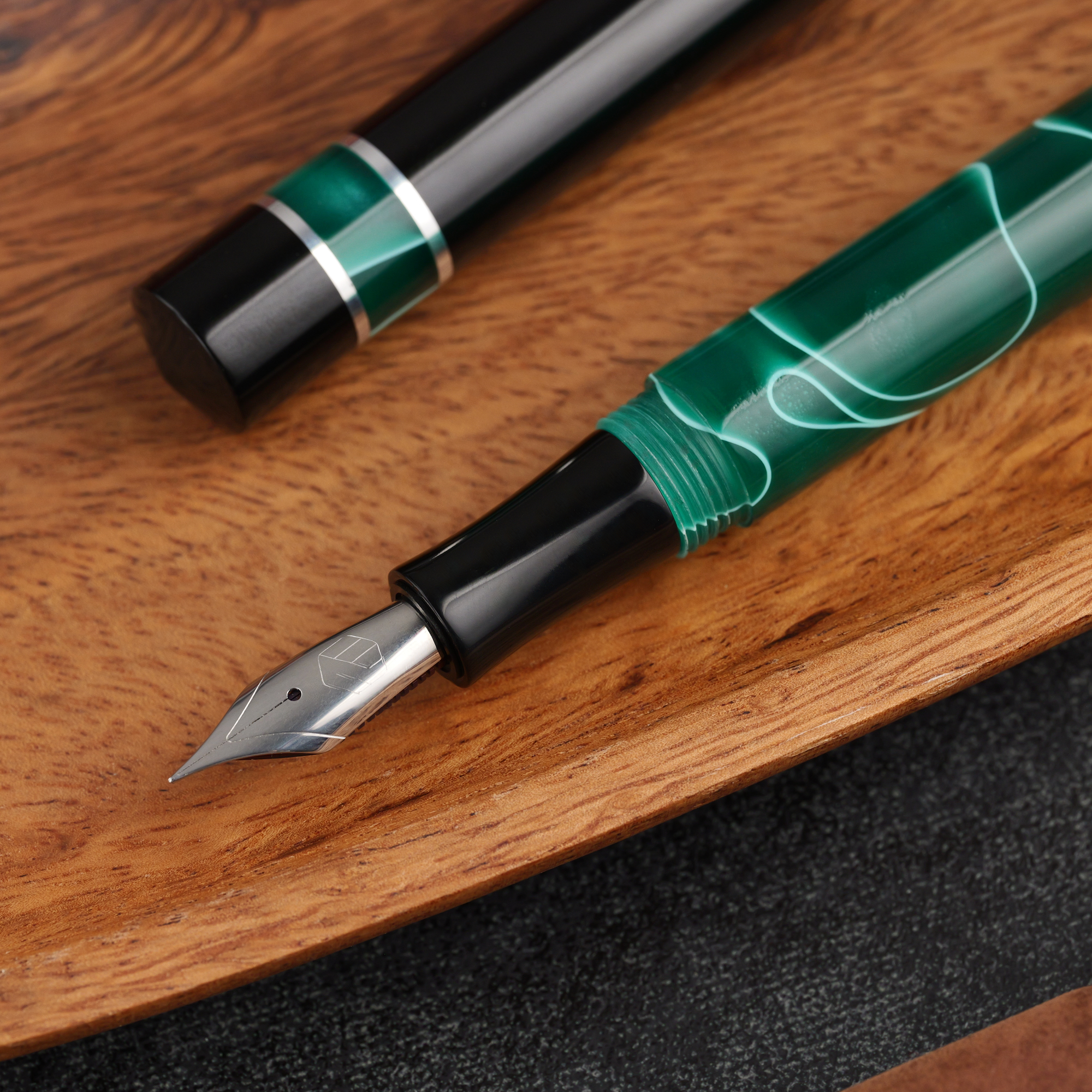 Kontrast - żywica - ebonit - pierścienie