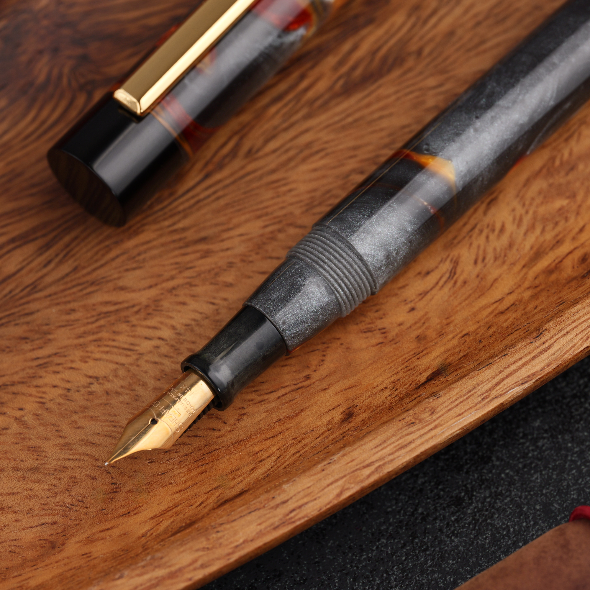 Uniwersum - złota stalówka Sheaffer - żywica