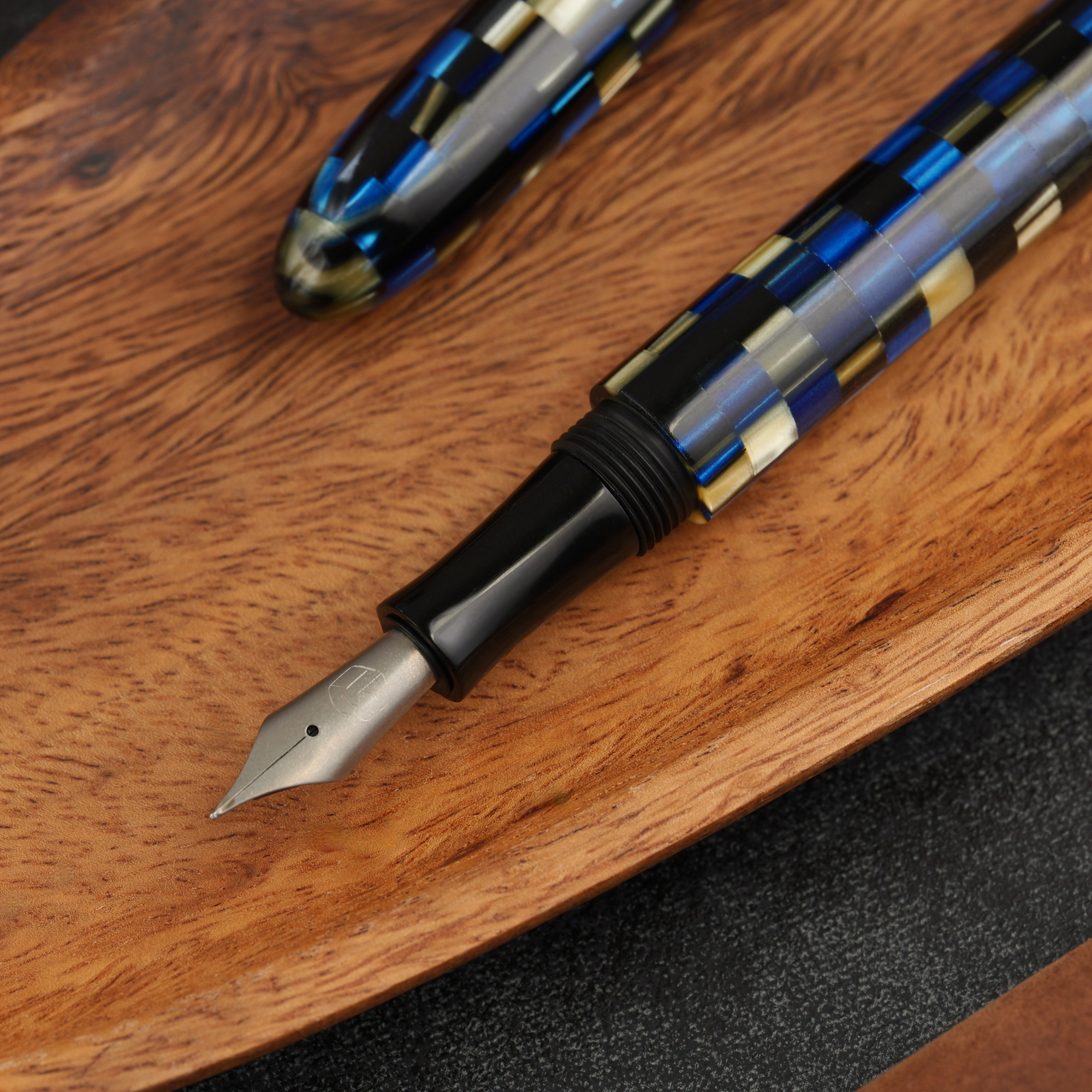 Minimalizm - żywica - tytanowa stalówka