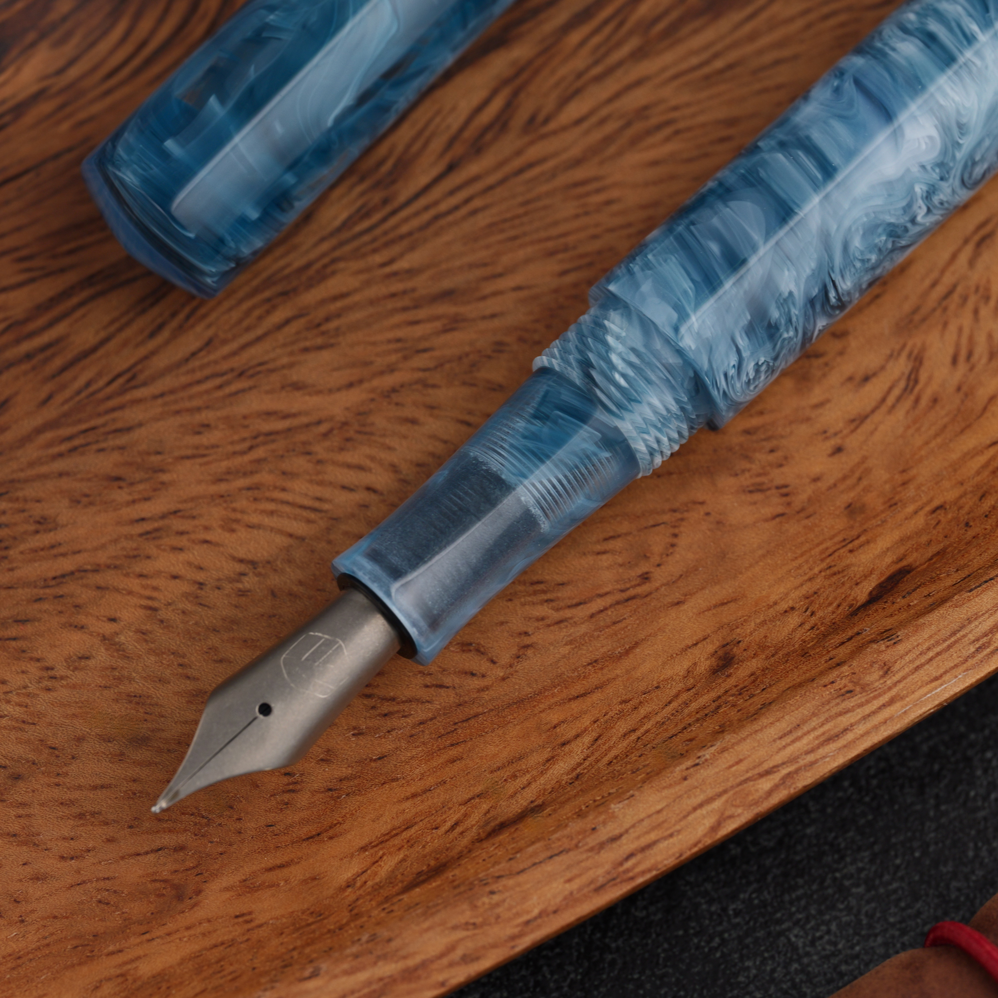 Transparentna żywica - tytanowa stalówka