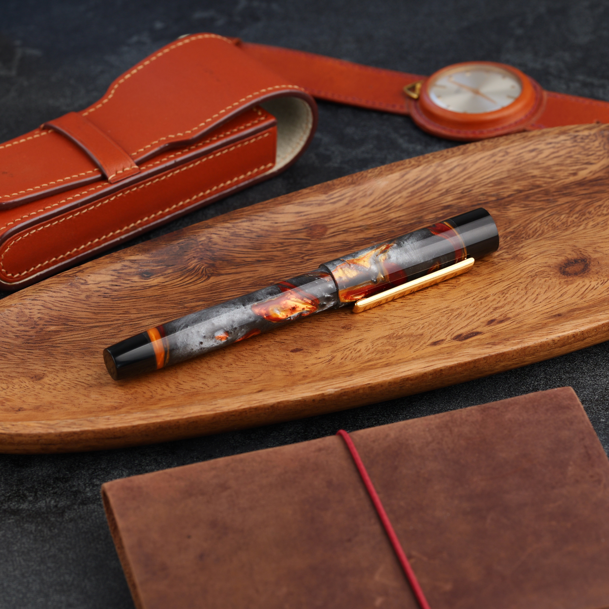 Uniwersum - złota stalówka Sheaffer - żywica