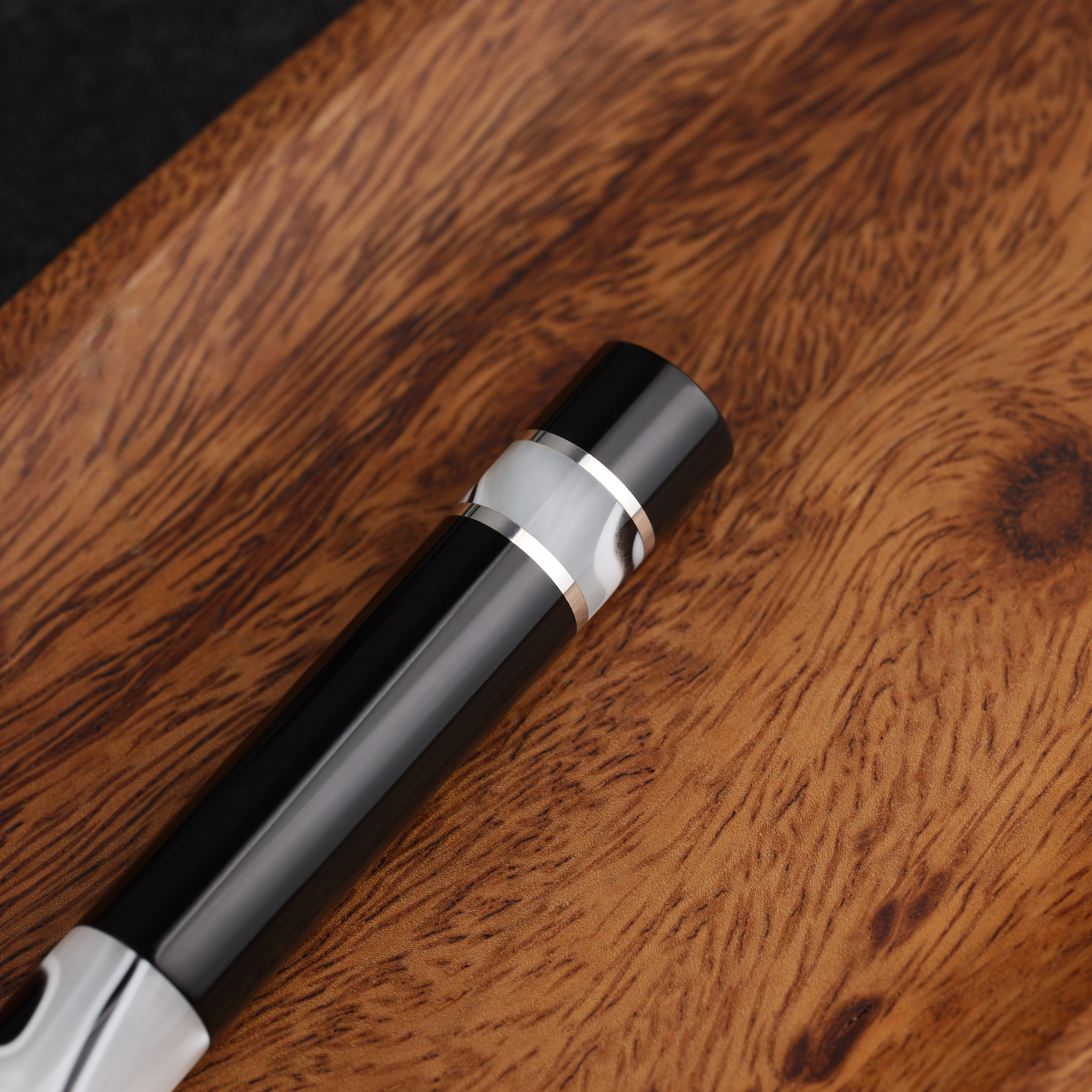 Kontrast - żywica - ebonit - pierścienie