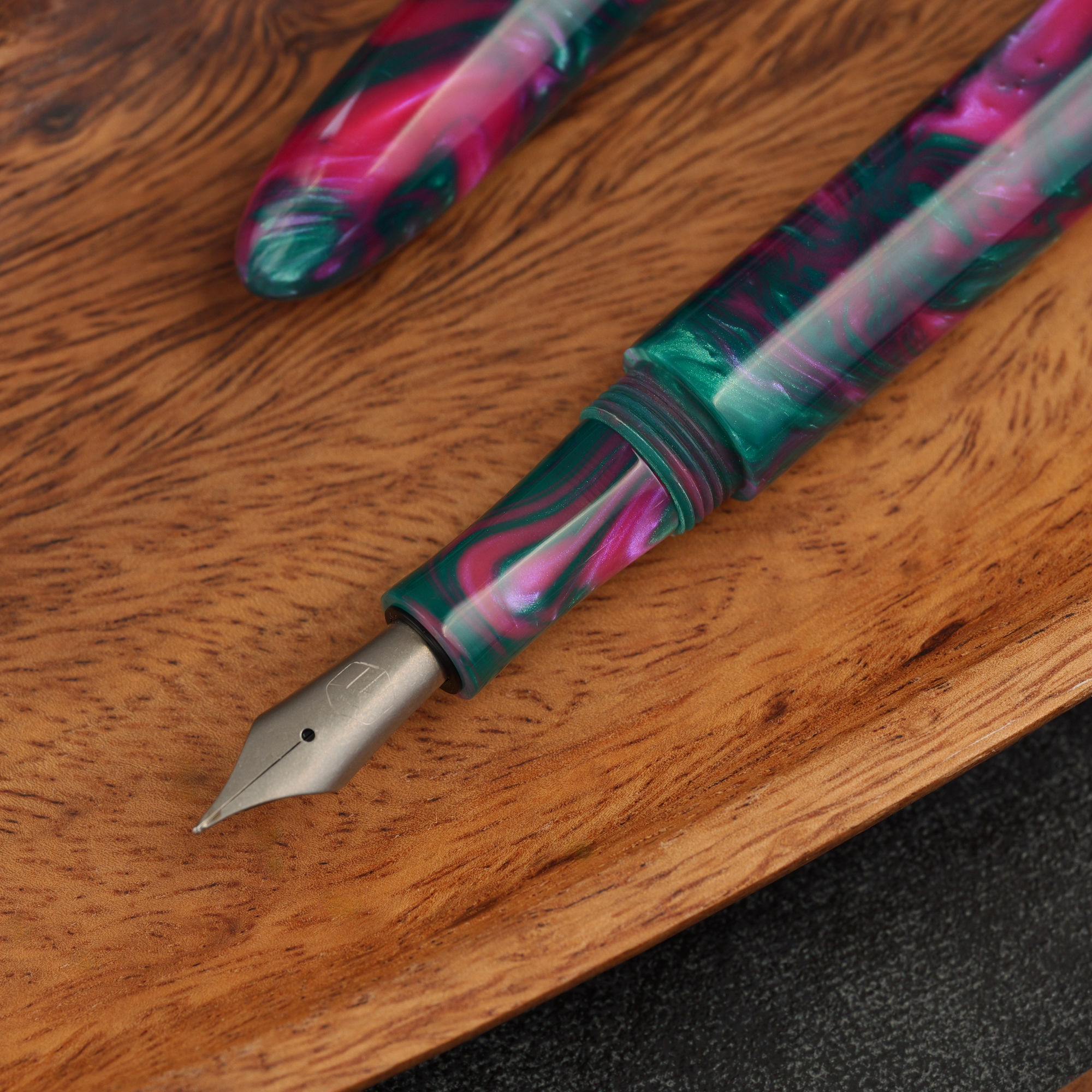 Minimalizm - żywica - tytanowa stalówka