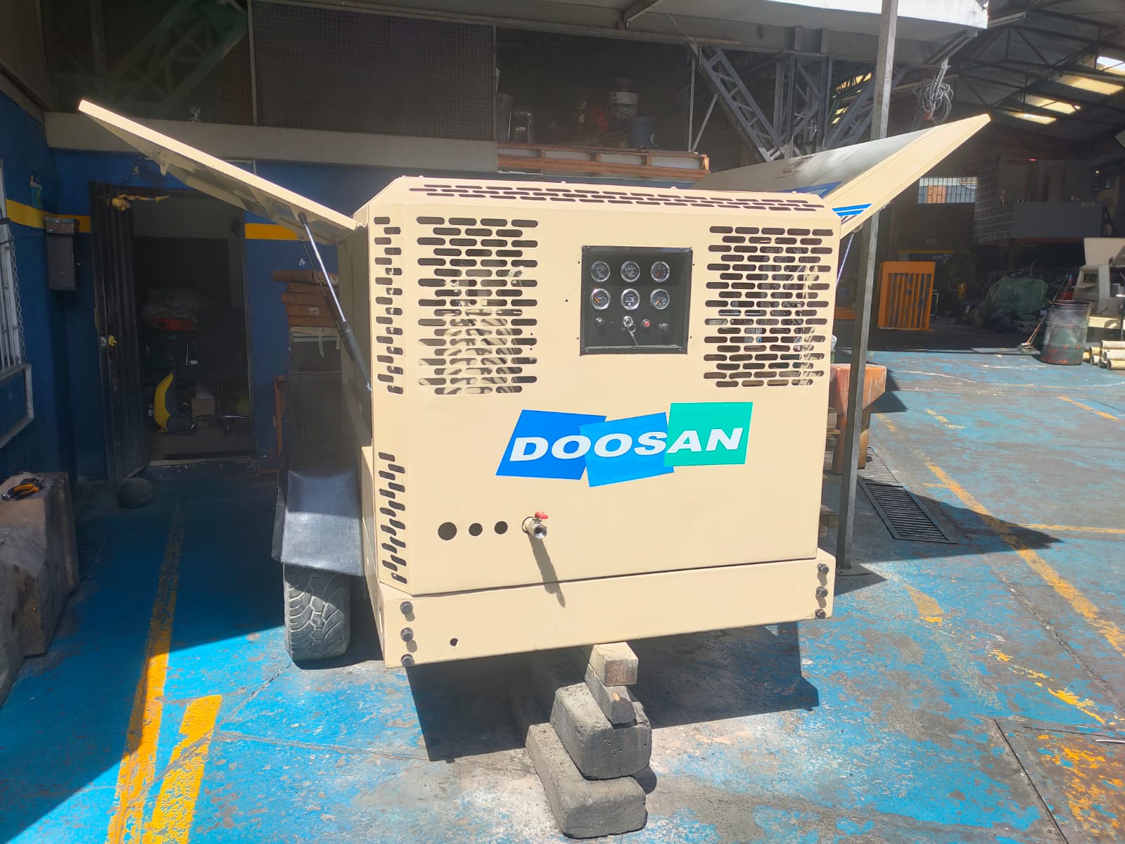 COMPRESOR DOOSAN XP375 - En buen estado