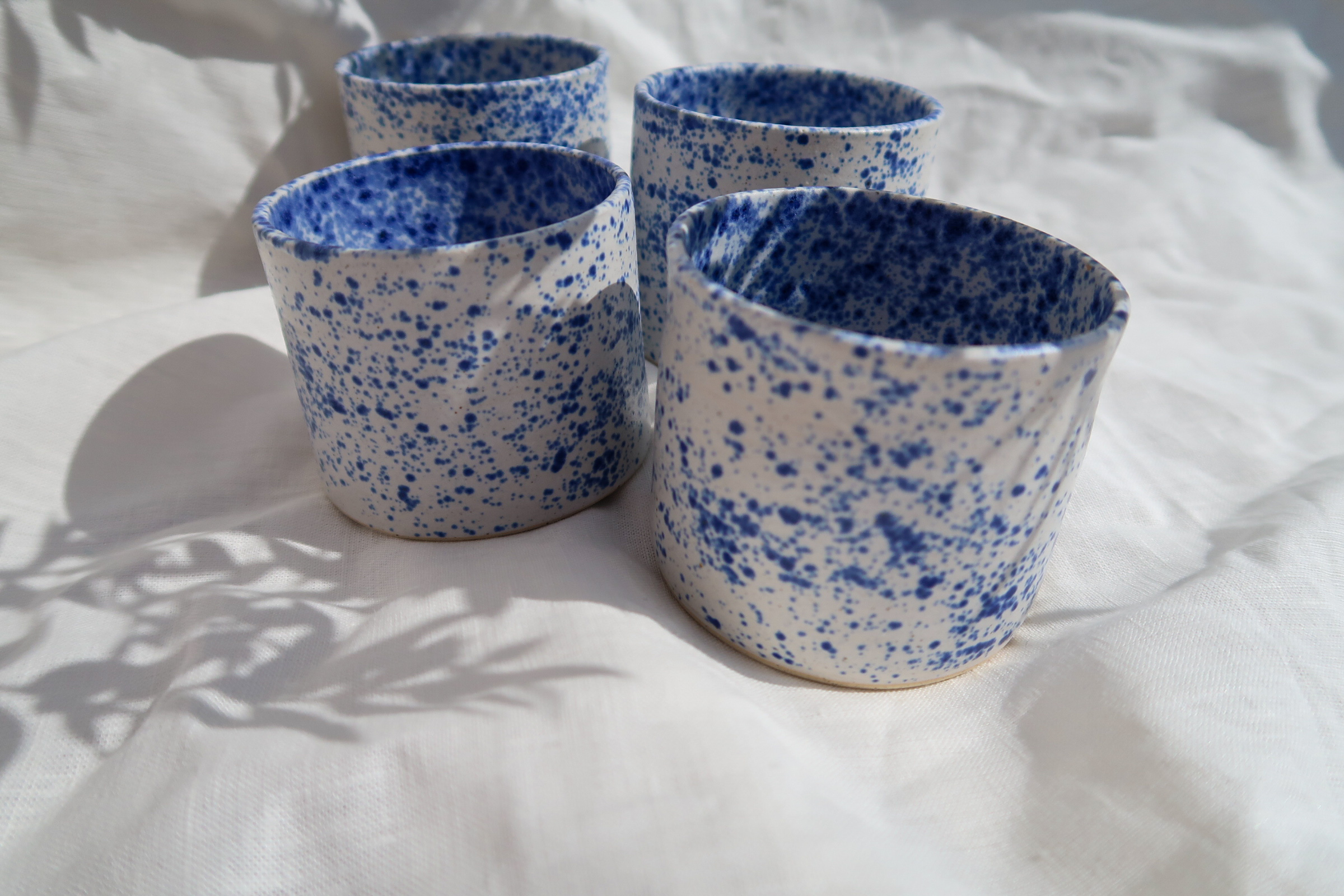 Kleine koffietas blauw gespikkeld