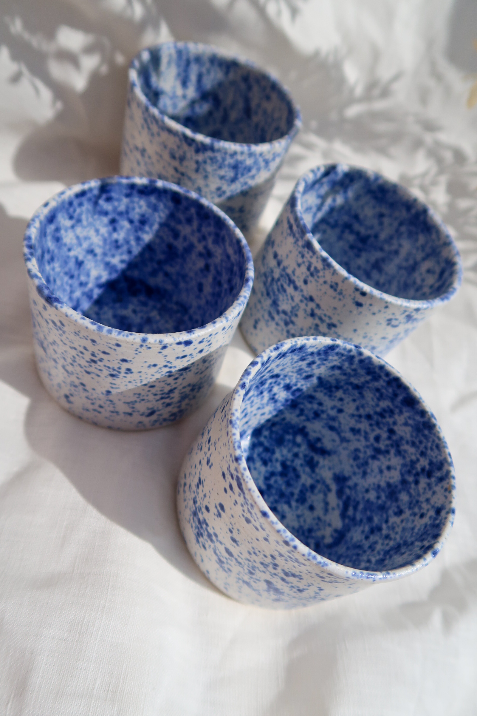 Kleine koffietas blauw gespikkeld