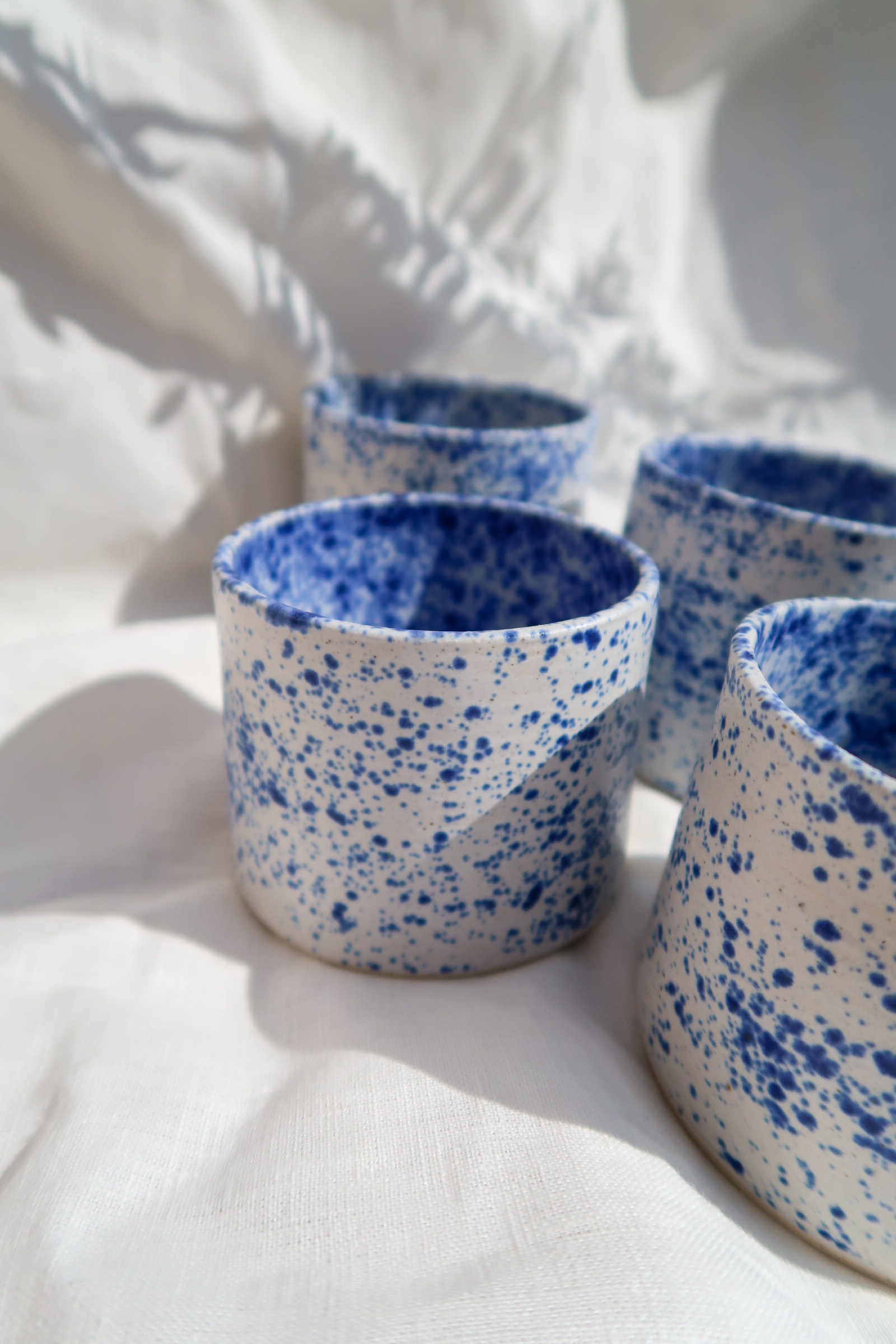 Kleine koffietas blauw gespikkeld