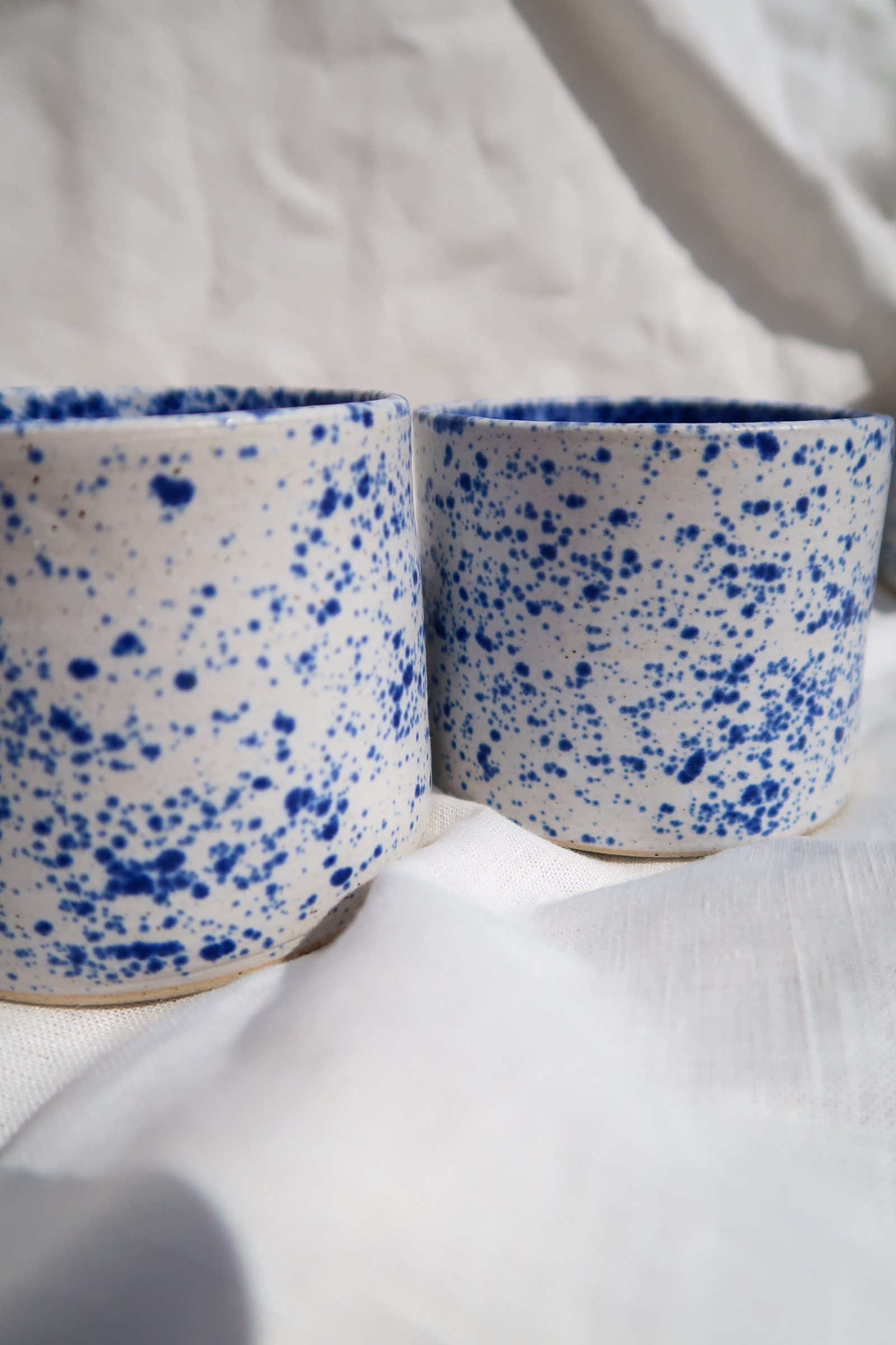 Kleine koffietas blauw gespikkeld