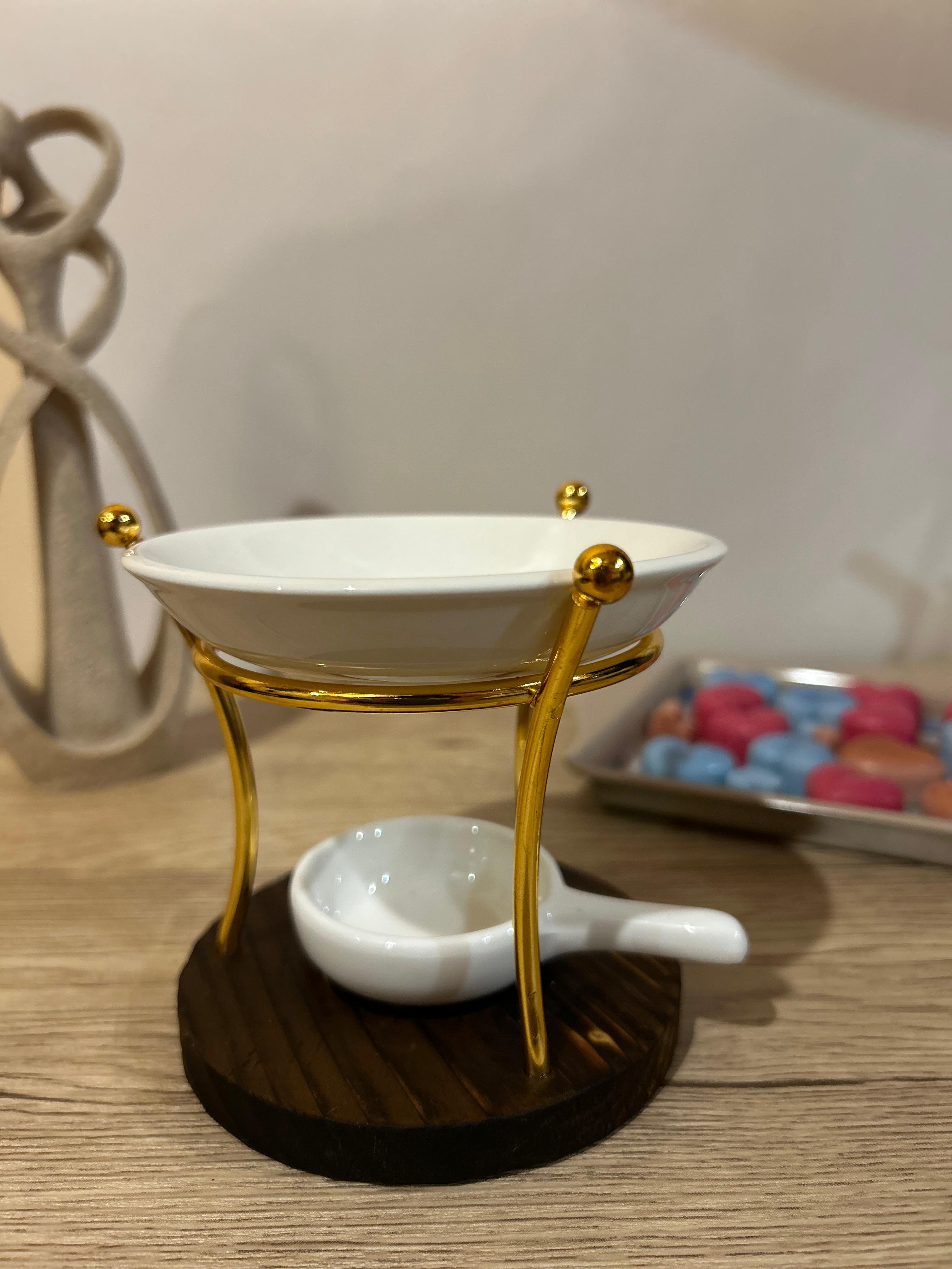 Difuzor Aromaterapie Vas Ceramic Alb suport auriu si suport pentru lumanarea de tip pastila
