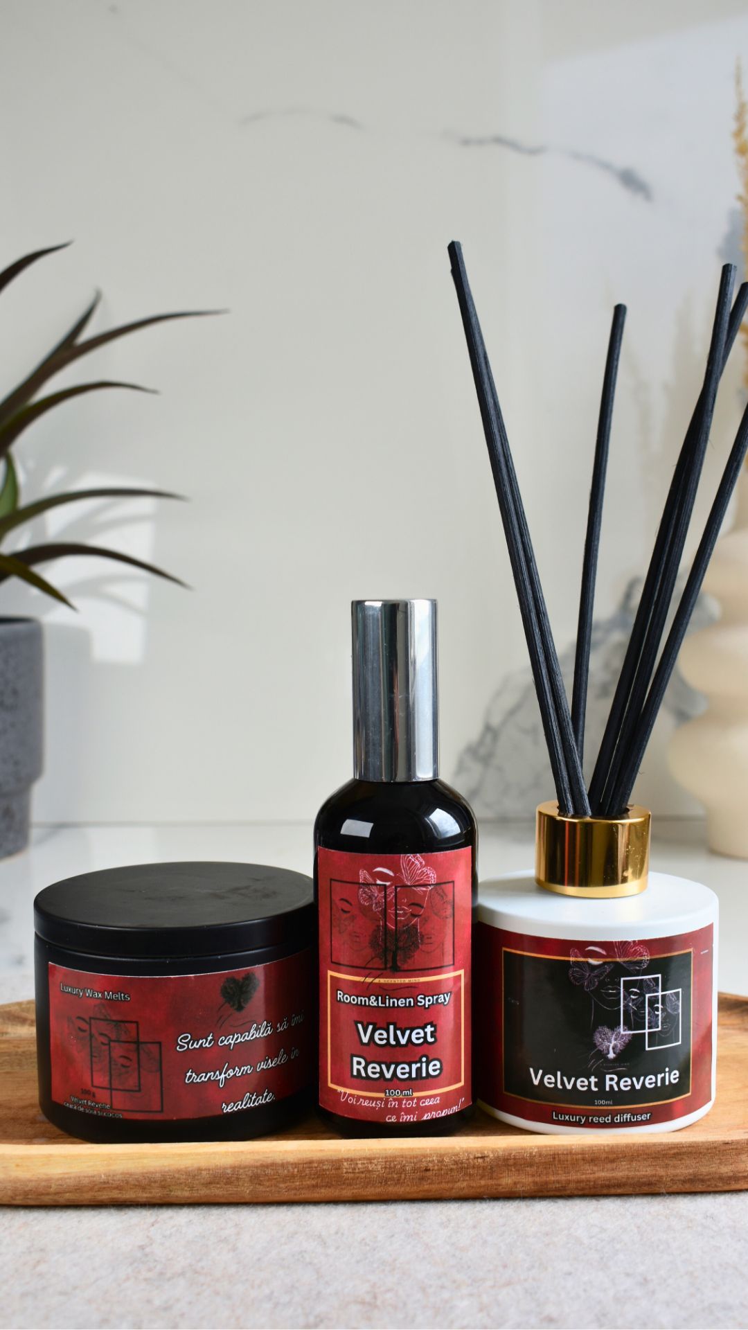 Setul Velvet Reverie-wax melts,room&linen spray și odorizant cu bețisoare