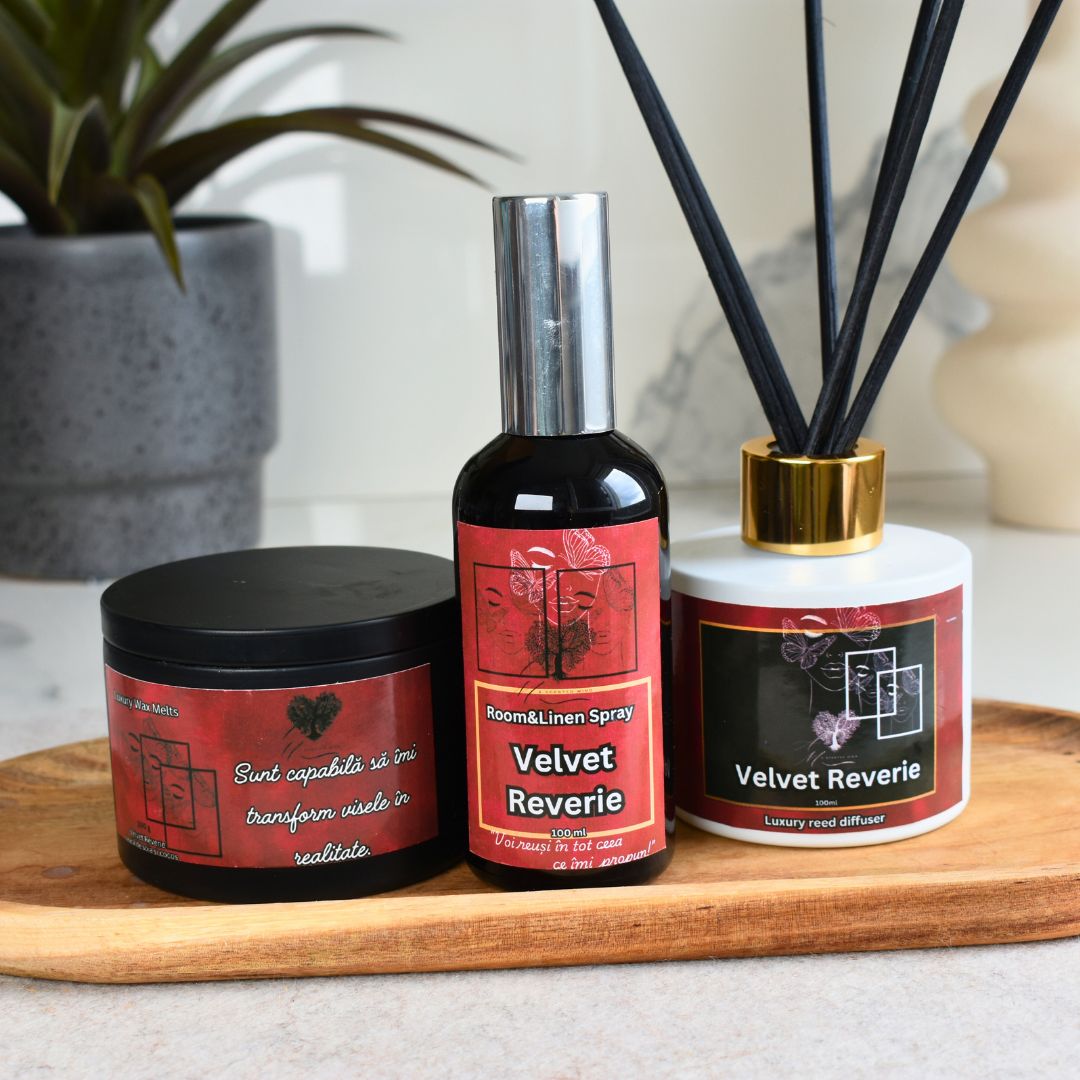 Setul Velvet Reverie-wax melts,room&linen spray și odorizant cu bețisoare