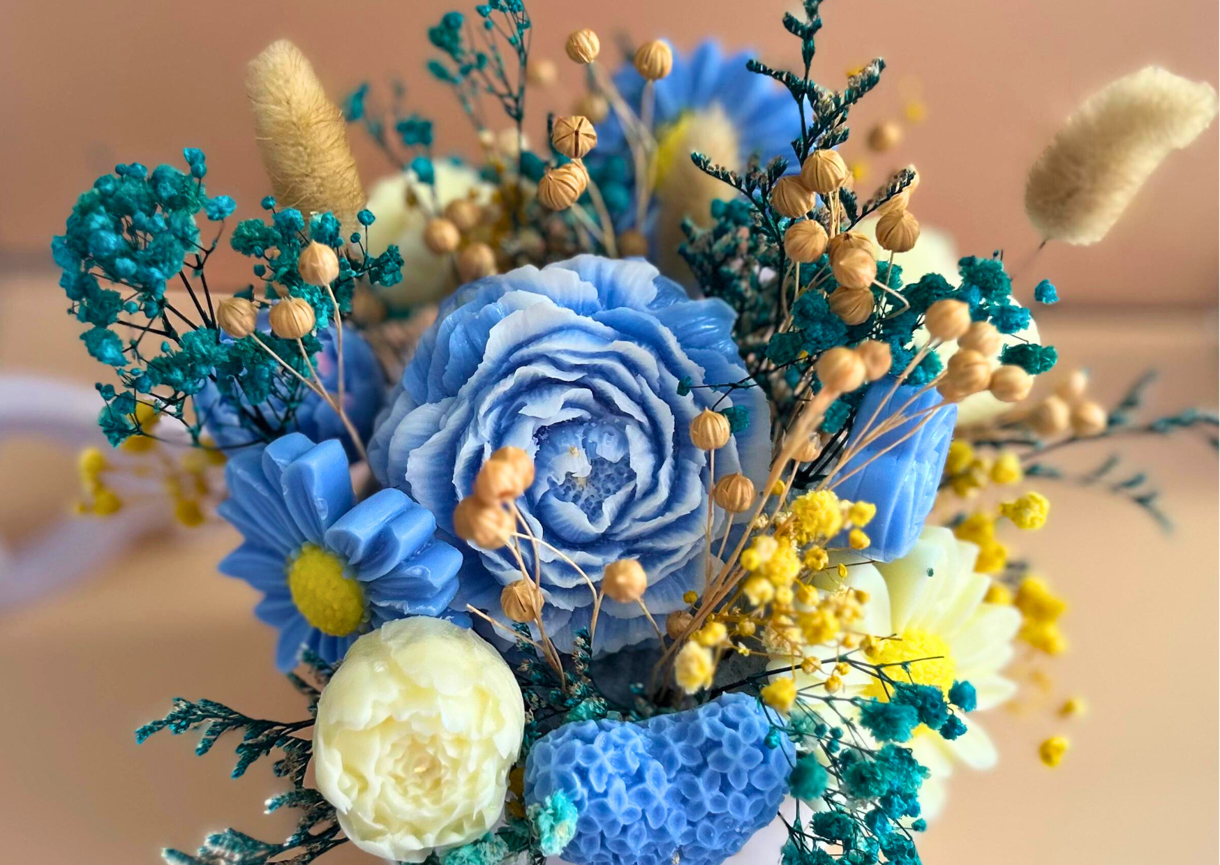 Aranjament floral din ceară de soia -"Whispers of Grace" 