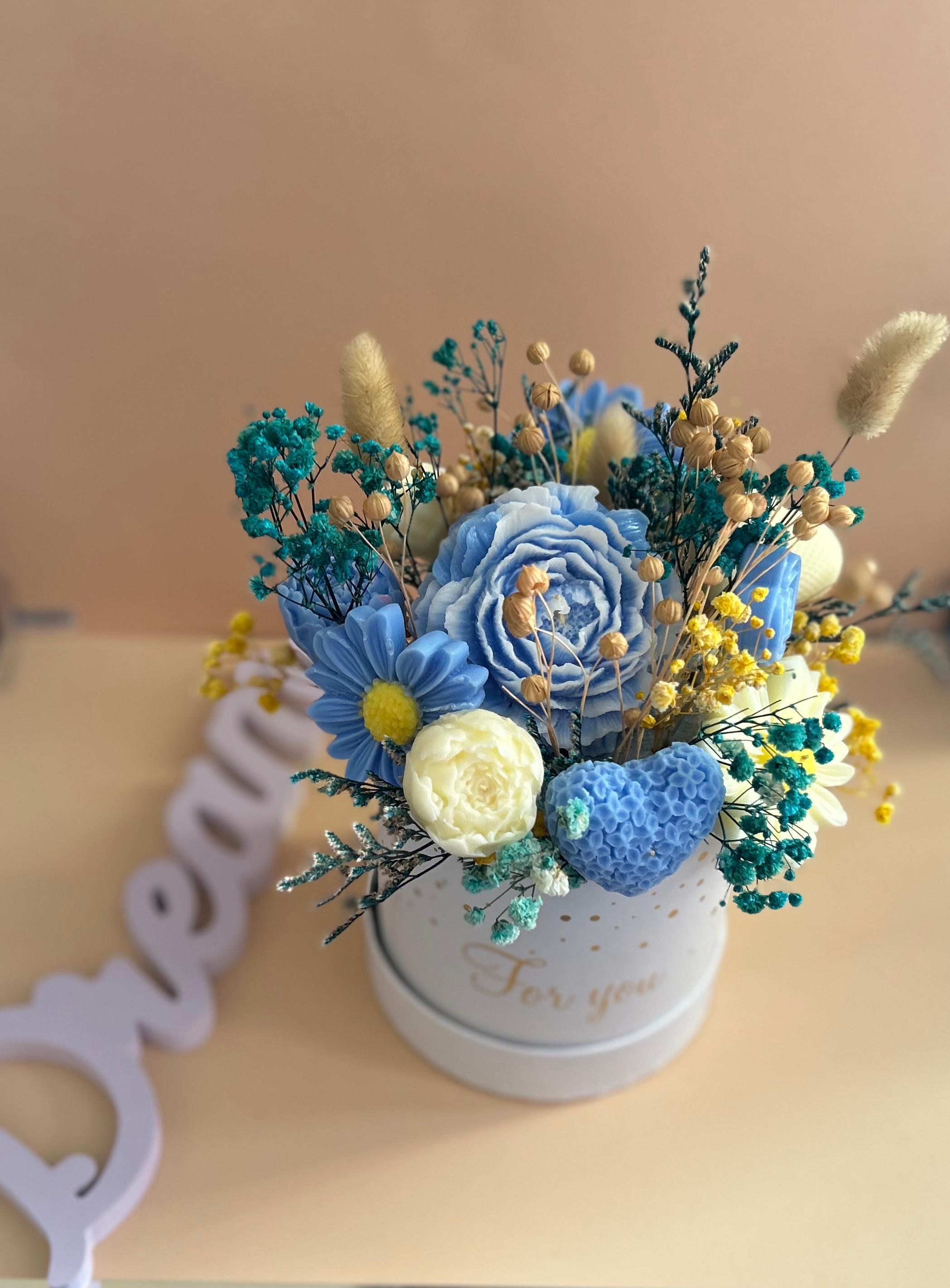 Aranjament floral din ceară de soia -"Whispers of Grace" 