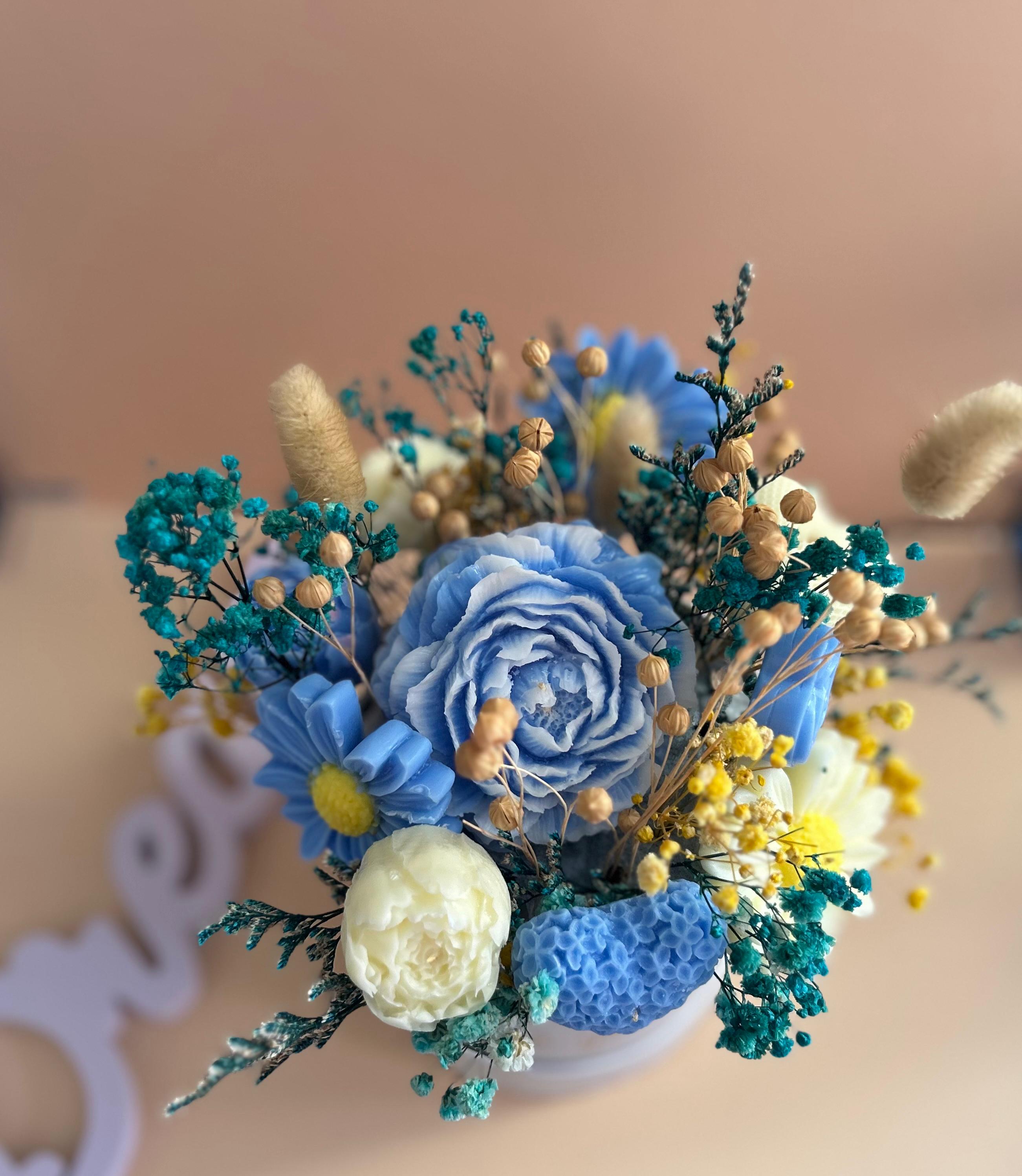 Aranjament floral din ceară de soia -"Whispers of Grace" 