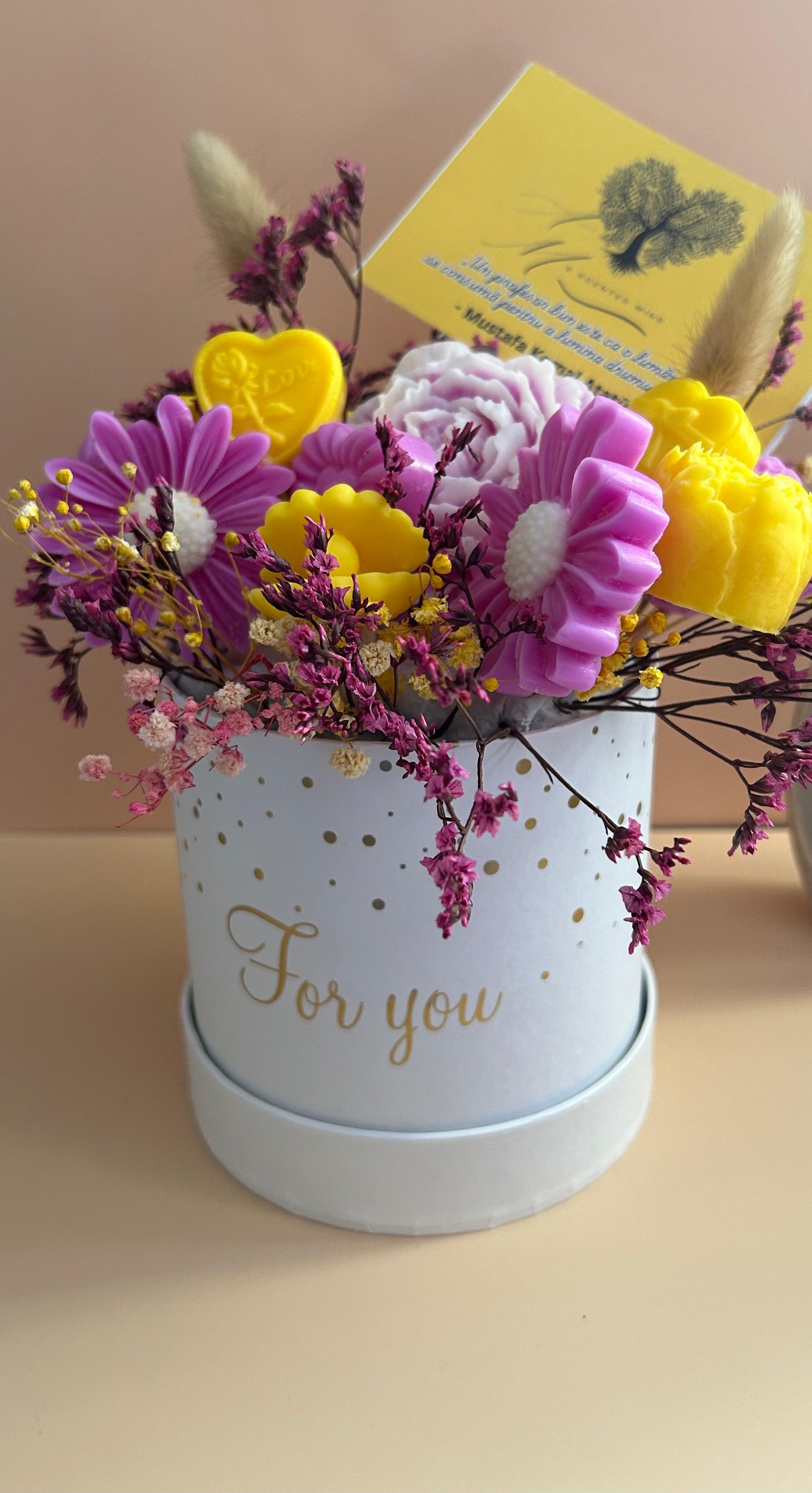 Aranjament floral din ceară de soia -"Sunny Serenade"