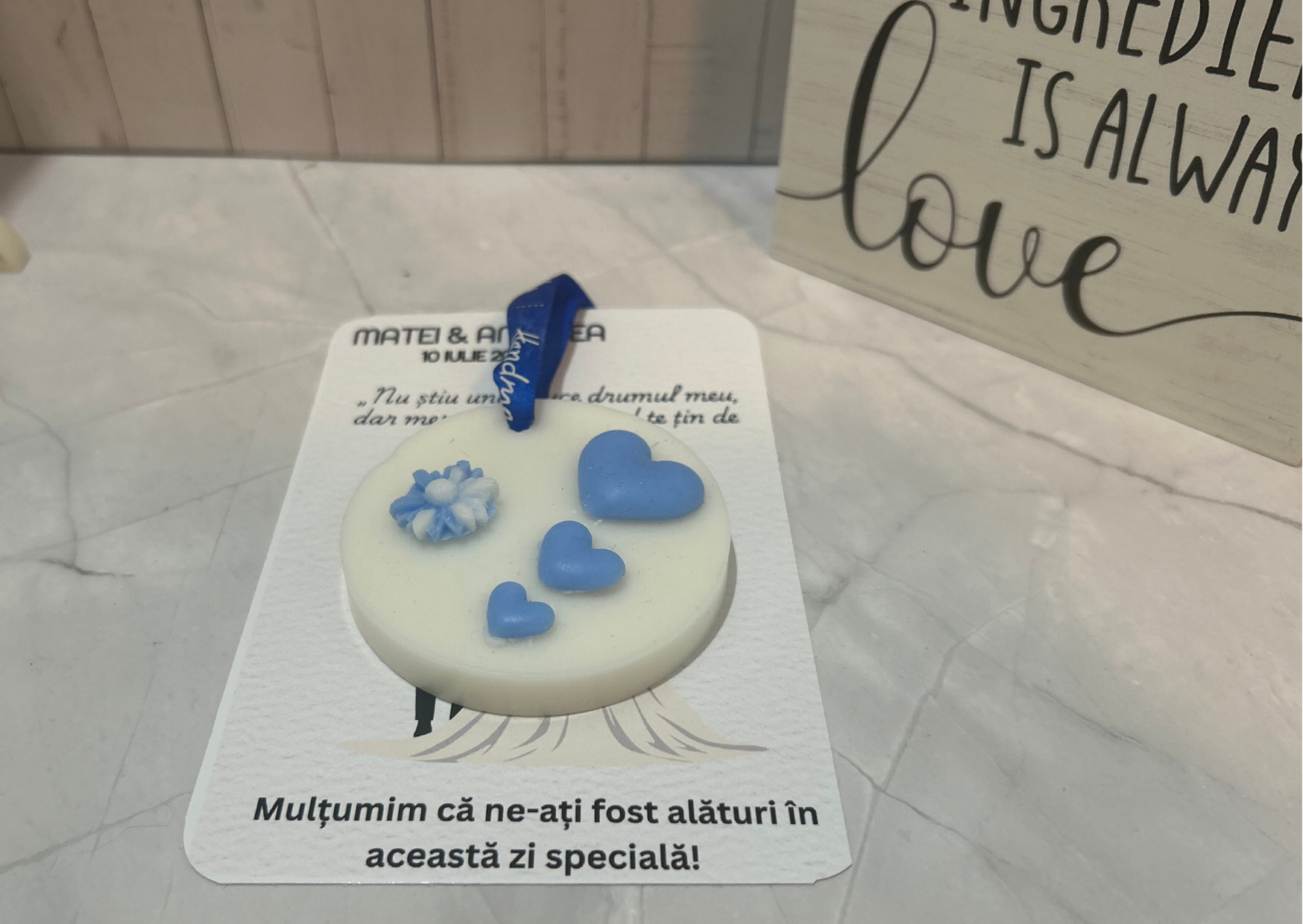 Marturii-Tableta parfumata din soia, decor inimioare si flori din ceara