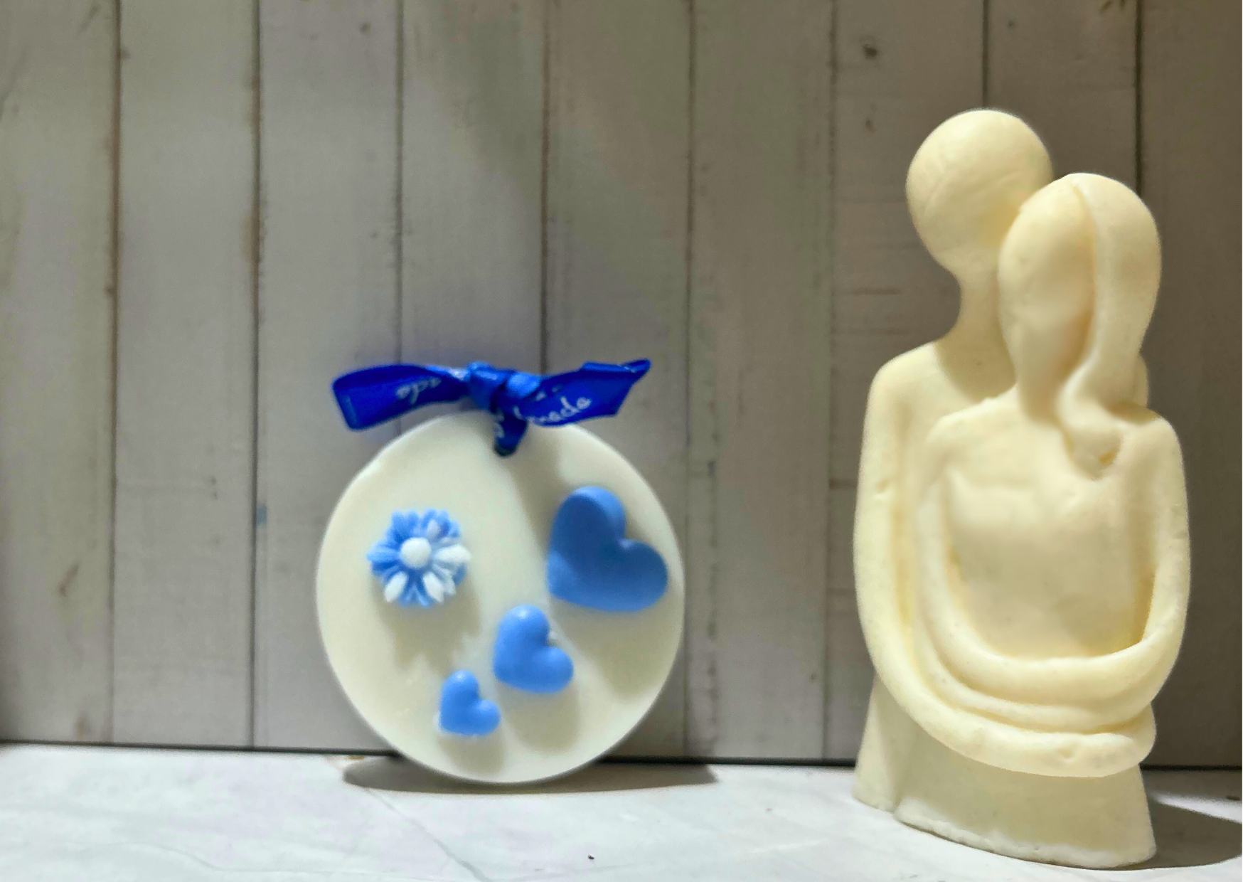Marturii-Tableta parfumata din soia, decor inimioare si flori din ceara