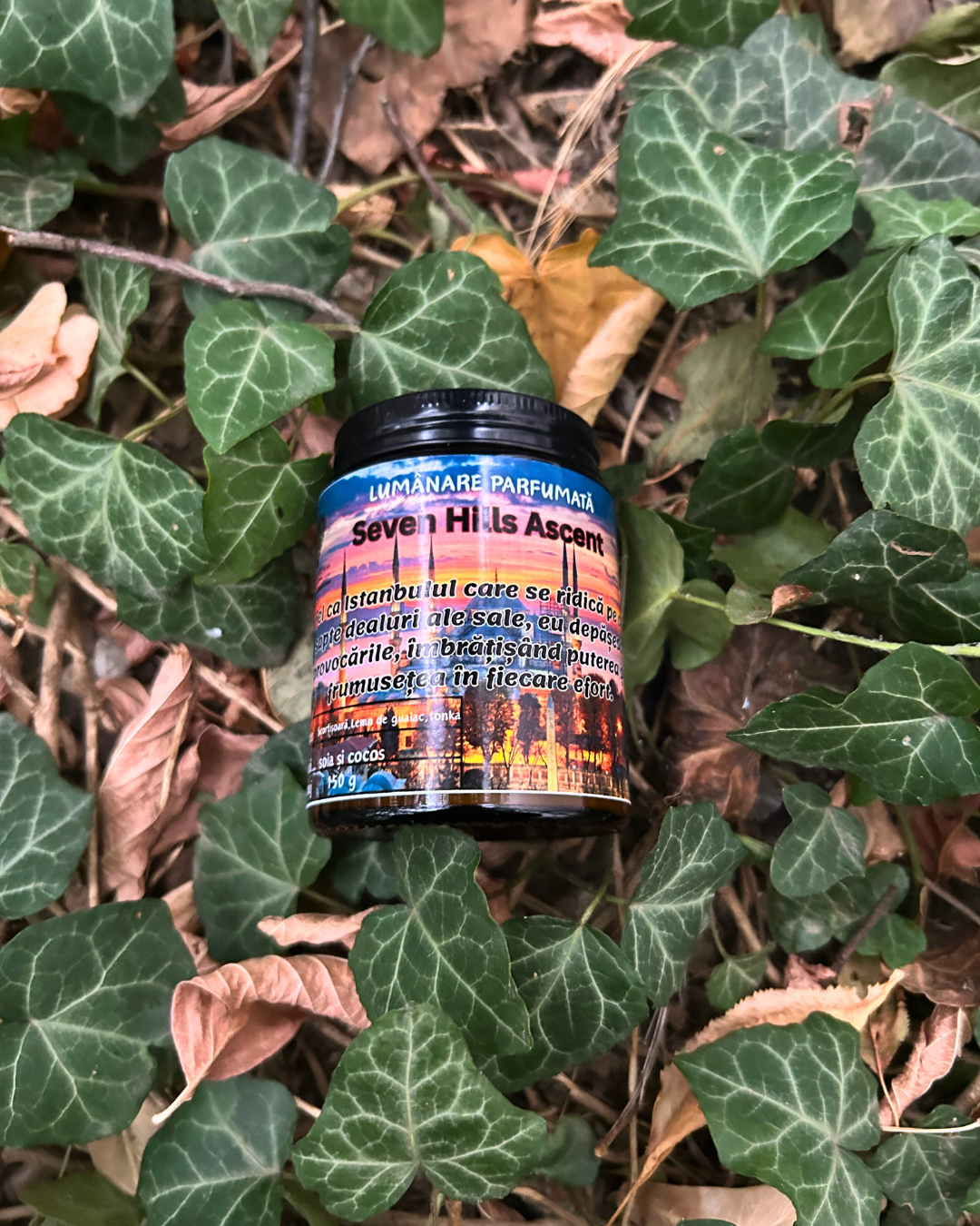 Lumânare parfumată "Seven Hills Ascent"- Scorțișoară,Lemn de guaiac,tonka-150g