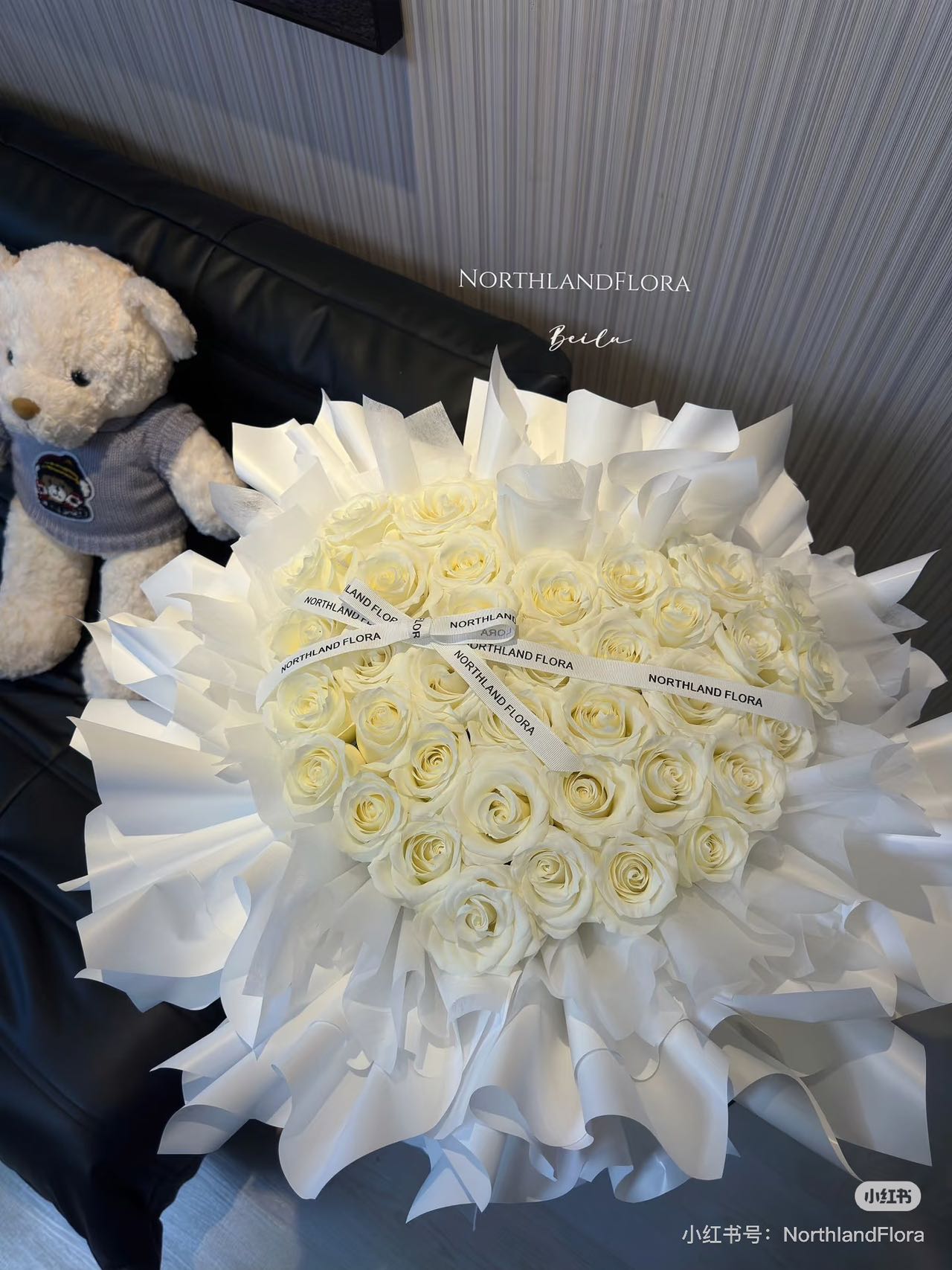 33 Roses with 2 Ballons 33枝玫瑰花束（配2个氦气球）
