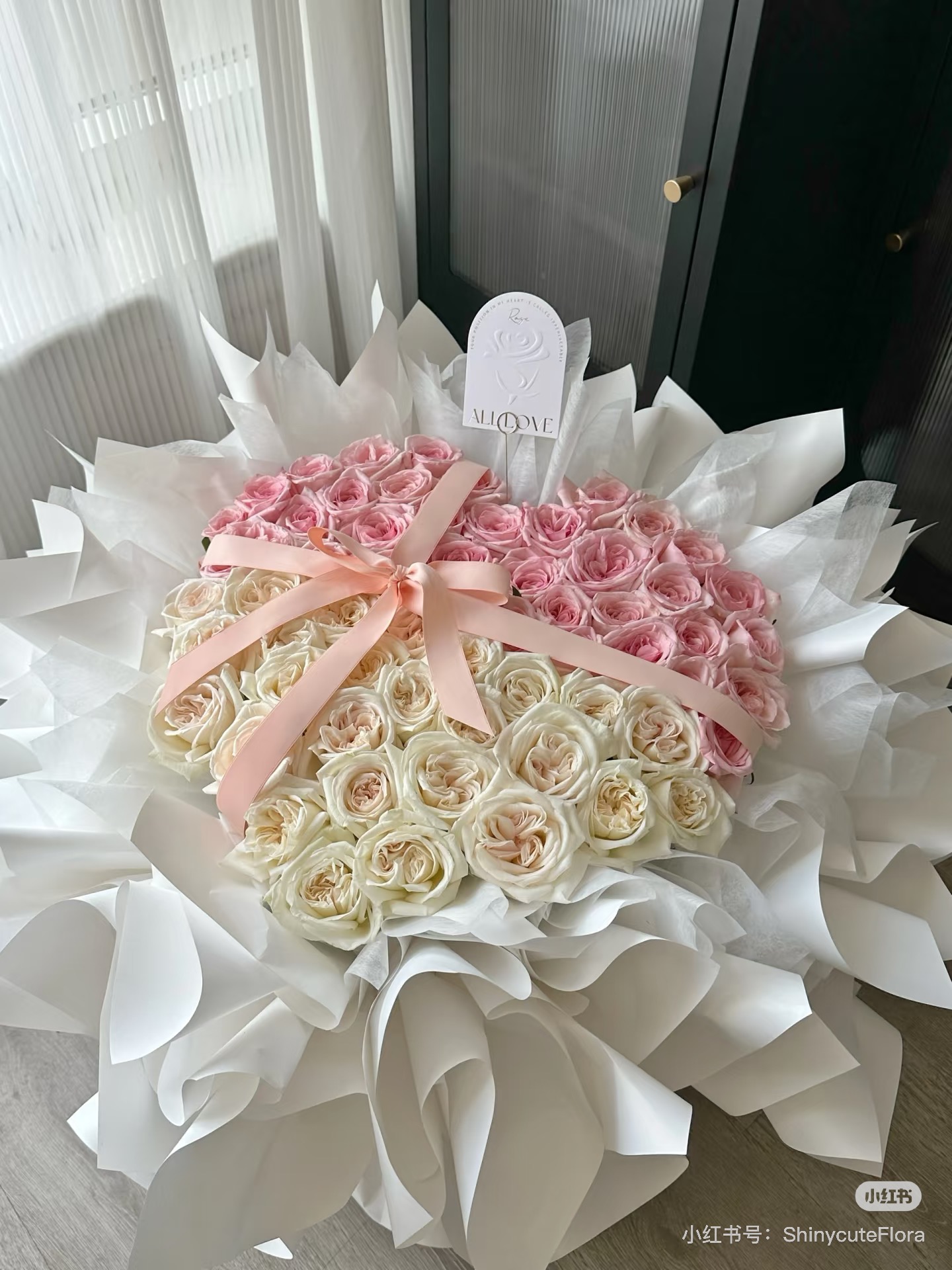 52 Roses with 2 Ballons 52枝玫瑰花束（配2个氦气球）