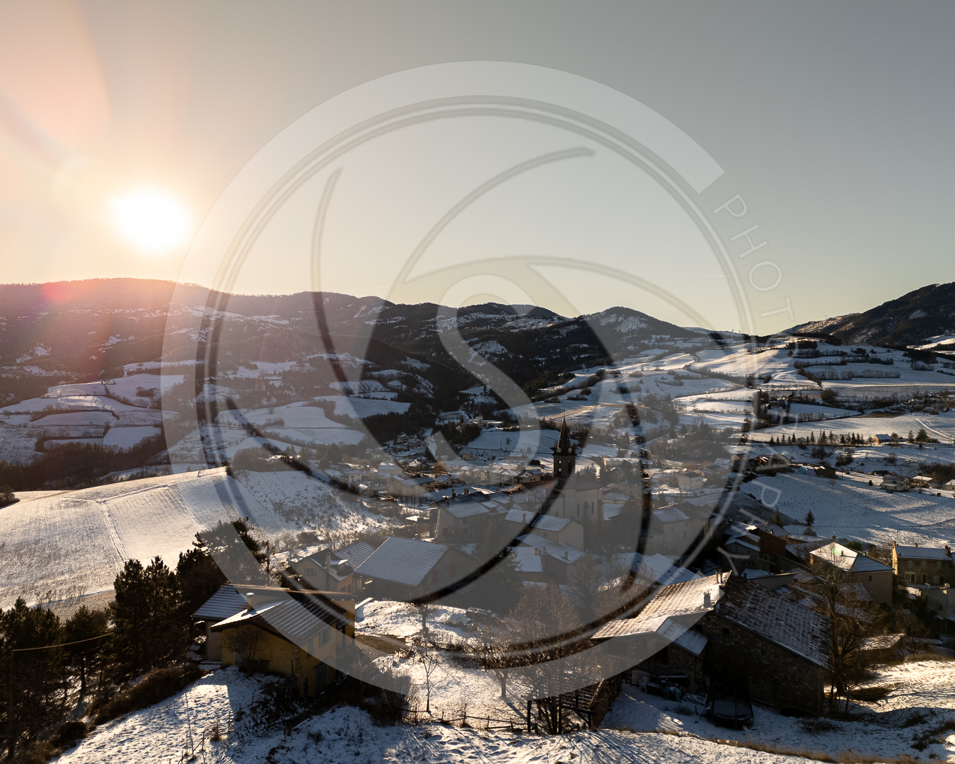 Lumière d’Hiver sur le Village Endormi