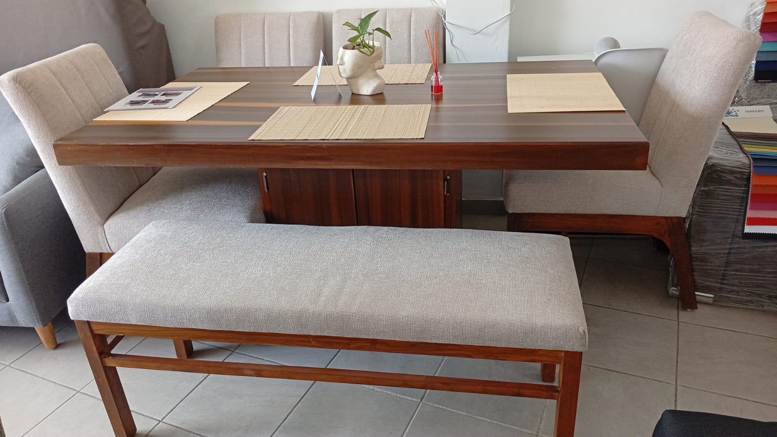 Comedor de 6 sillas con Pedestal de almacenamiento acabado Parota