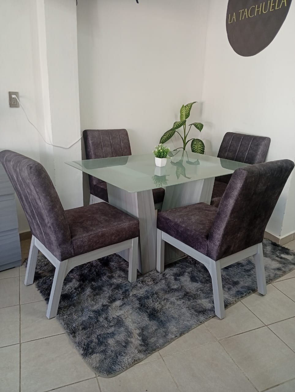 Comedor de 4 sillas con Pedestal V en Barniz Gris