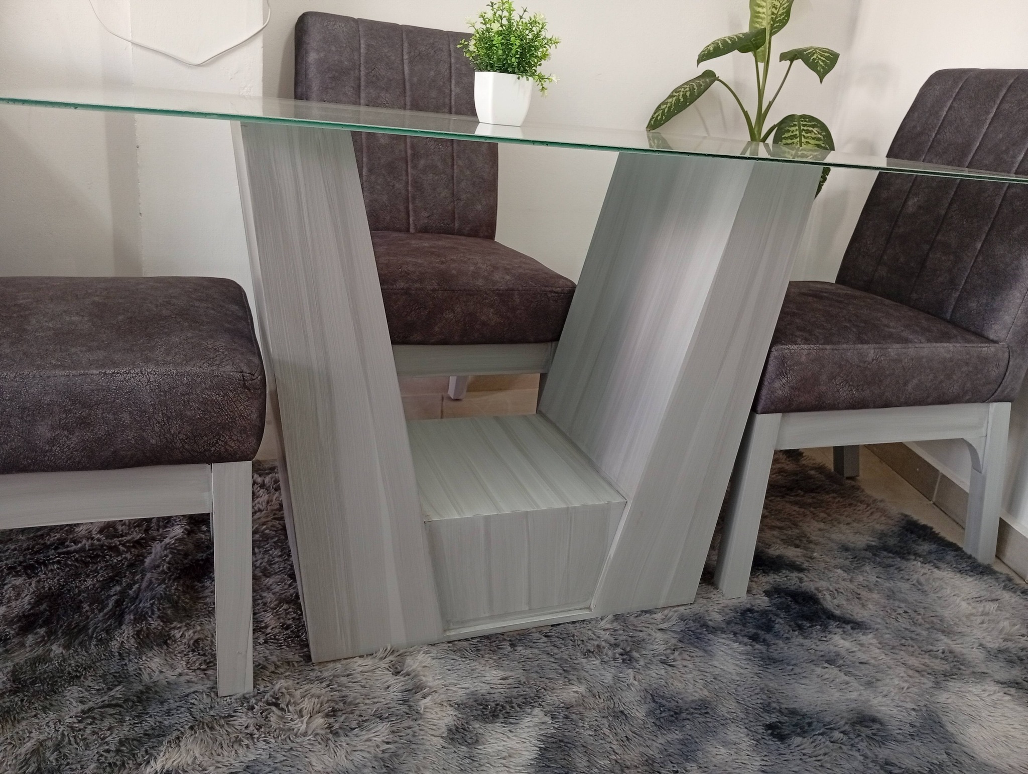 Comedor de 4 sillas con Pedestal V en Barniz Gris