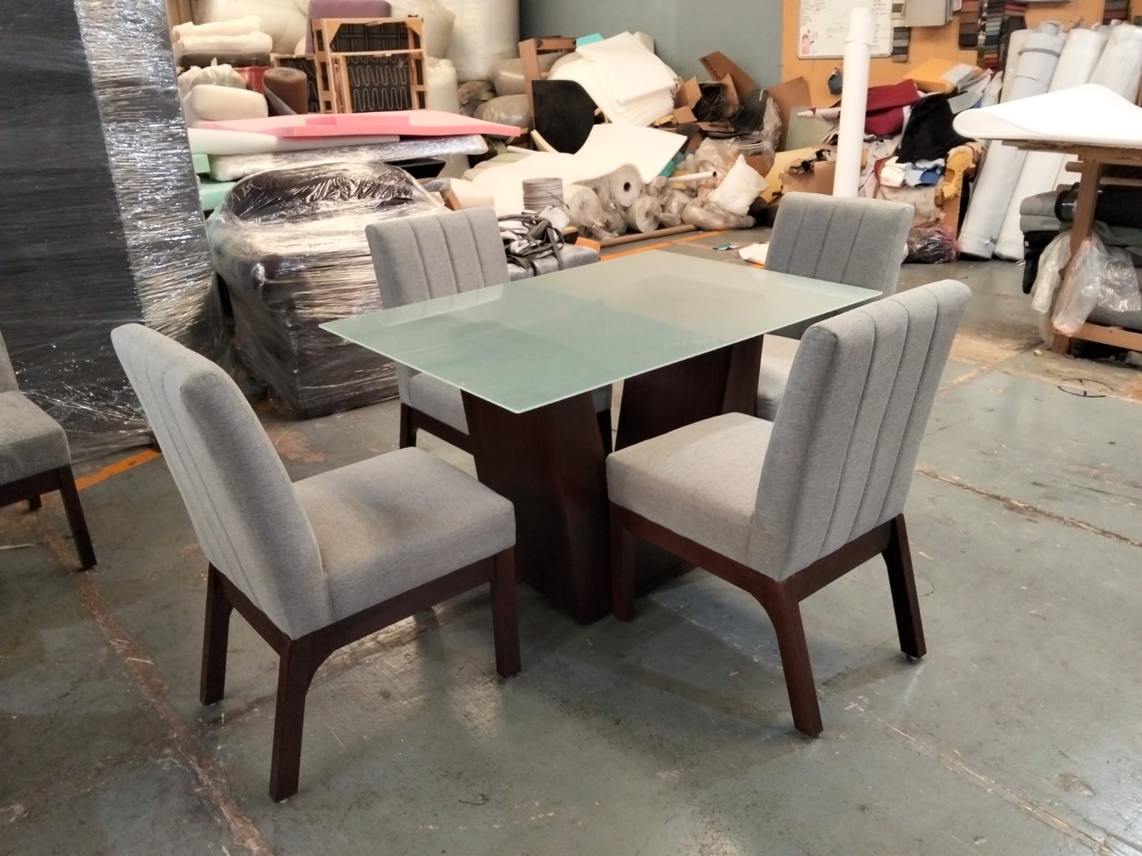 Comedor de 4 sillas con Pedestal V en Nogal