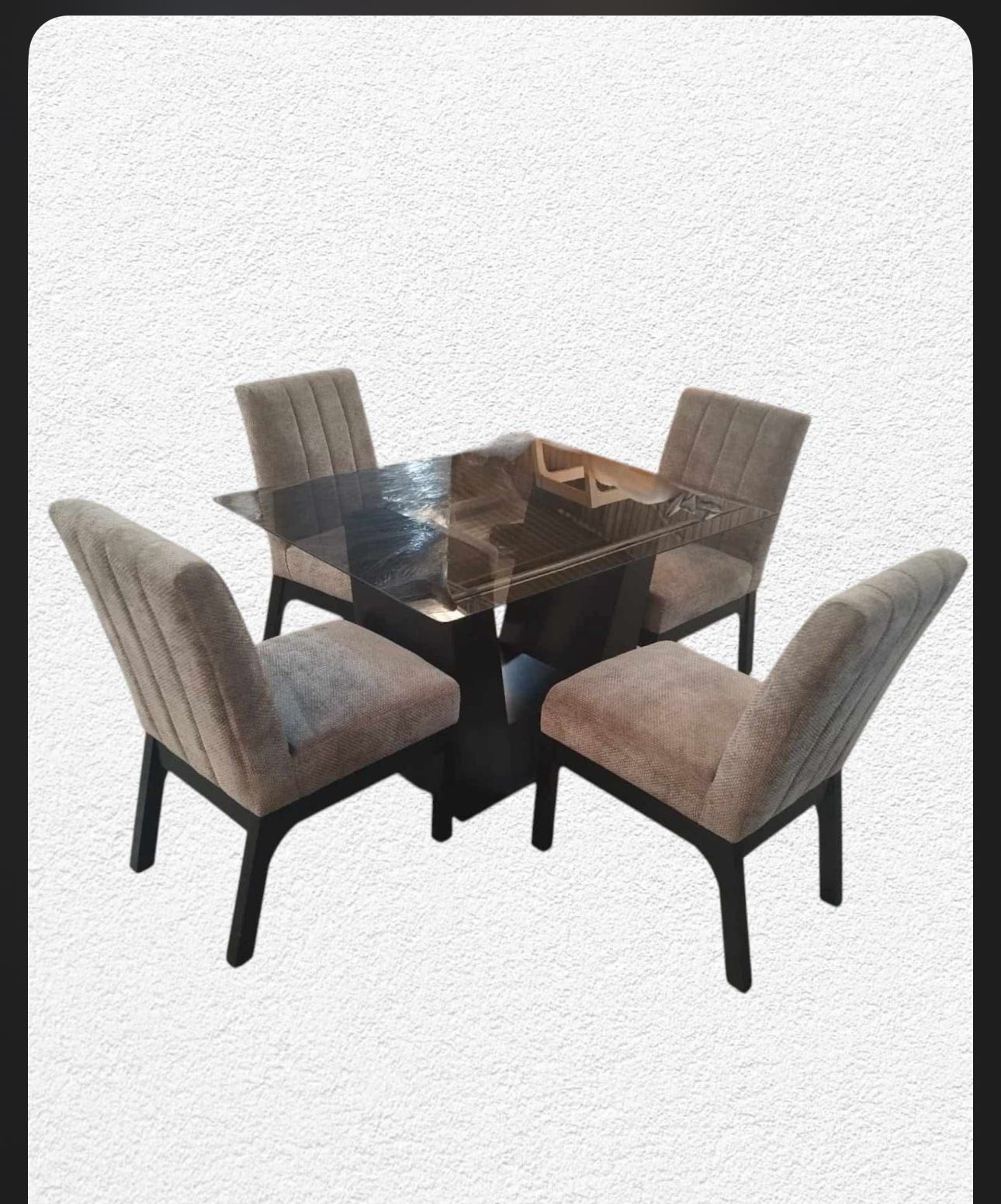 Comedor de 4 sillas con Pedestal V en Negro
