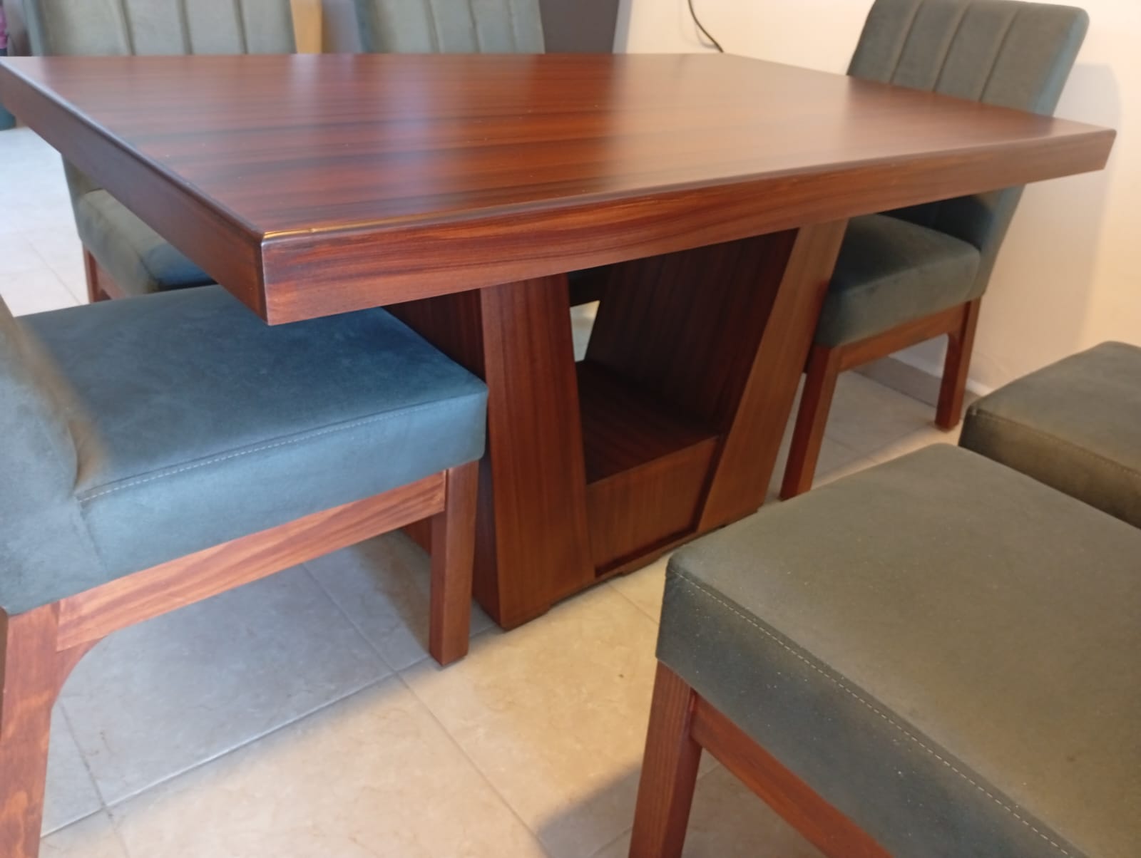 Comedor de 6 sillas Pedestal V Barniz Nogal